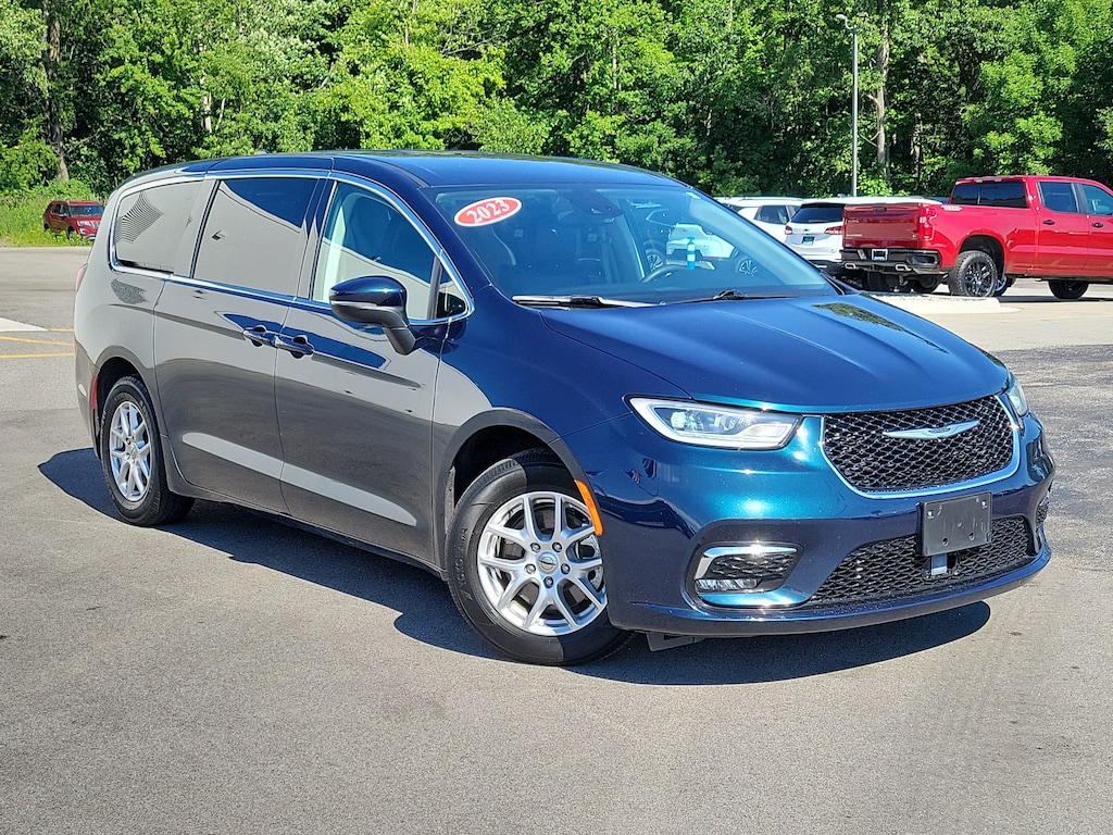 Used 2023 Chrysler Pacifica Touring L Van Passenger Van