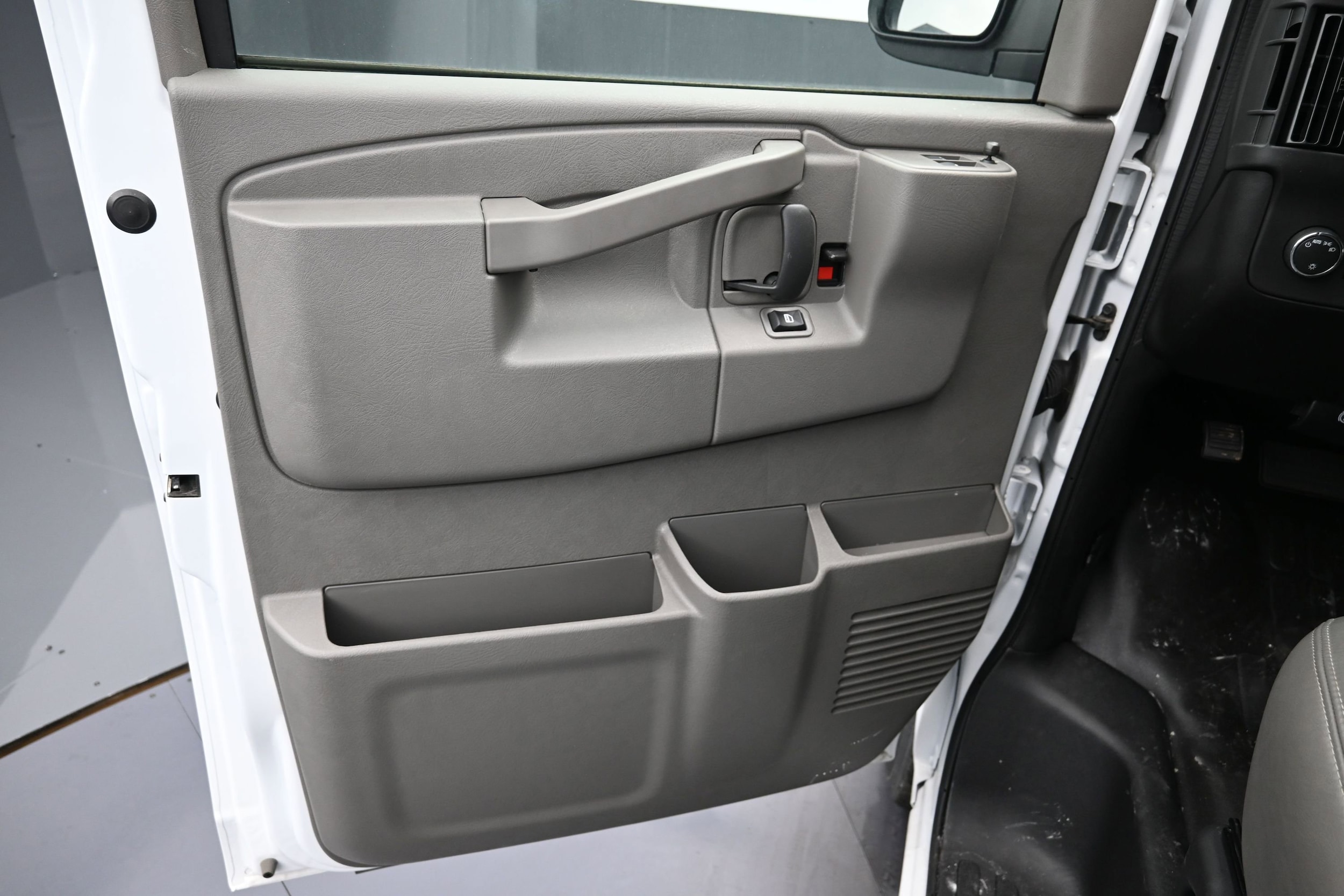 2025 Chevrolet Express Cargo Work Van - Photo 19
