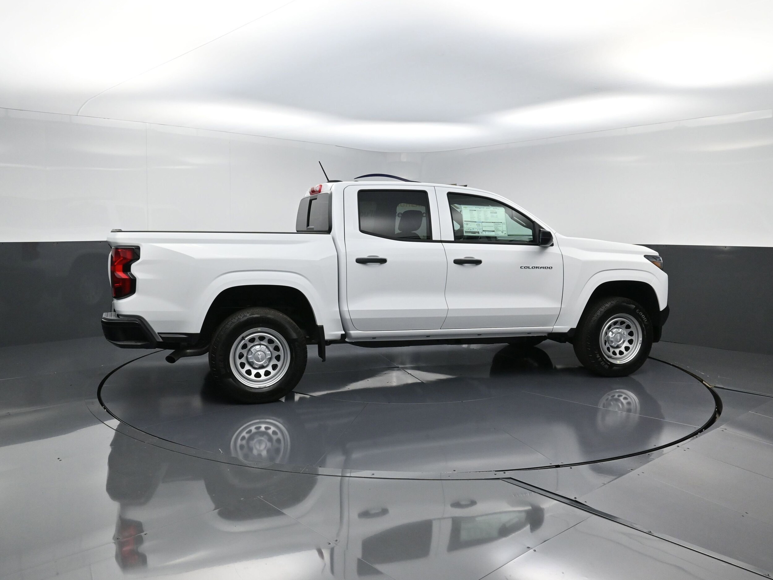 2025 Chevrolet Colorado LT photo 2