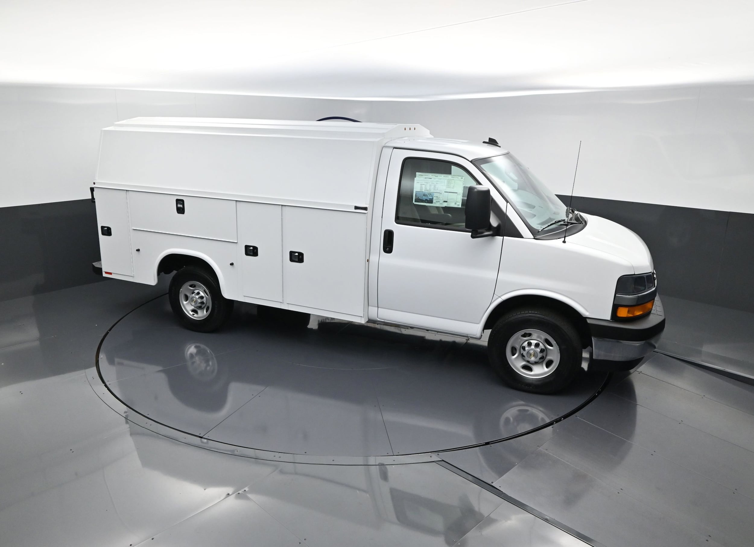 2025 Chevrolet Express Cutaway Base's photo