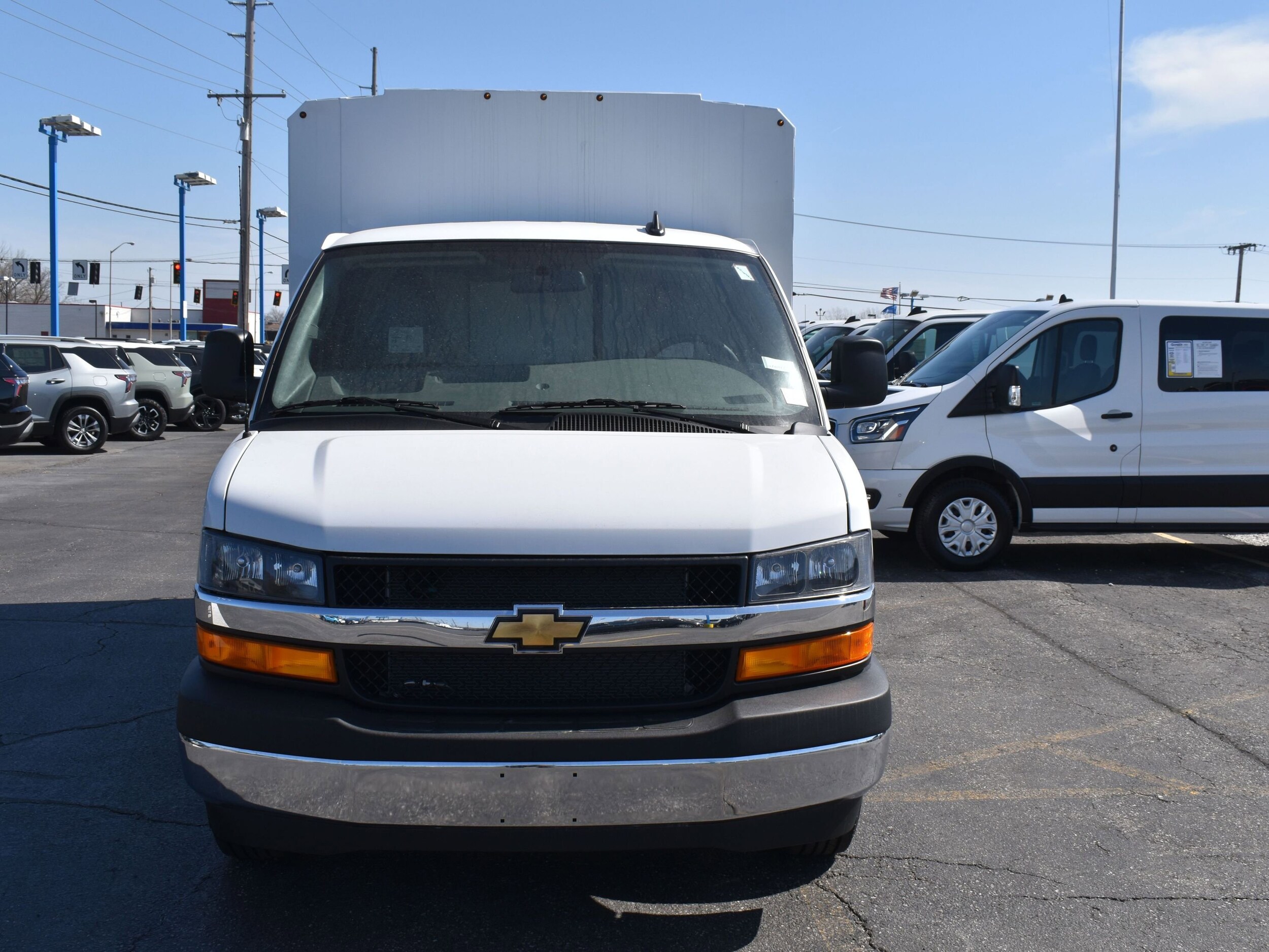 2024 Chevrolet Express Cutaway 3500 photo 2
