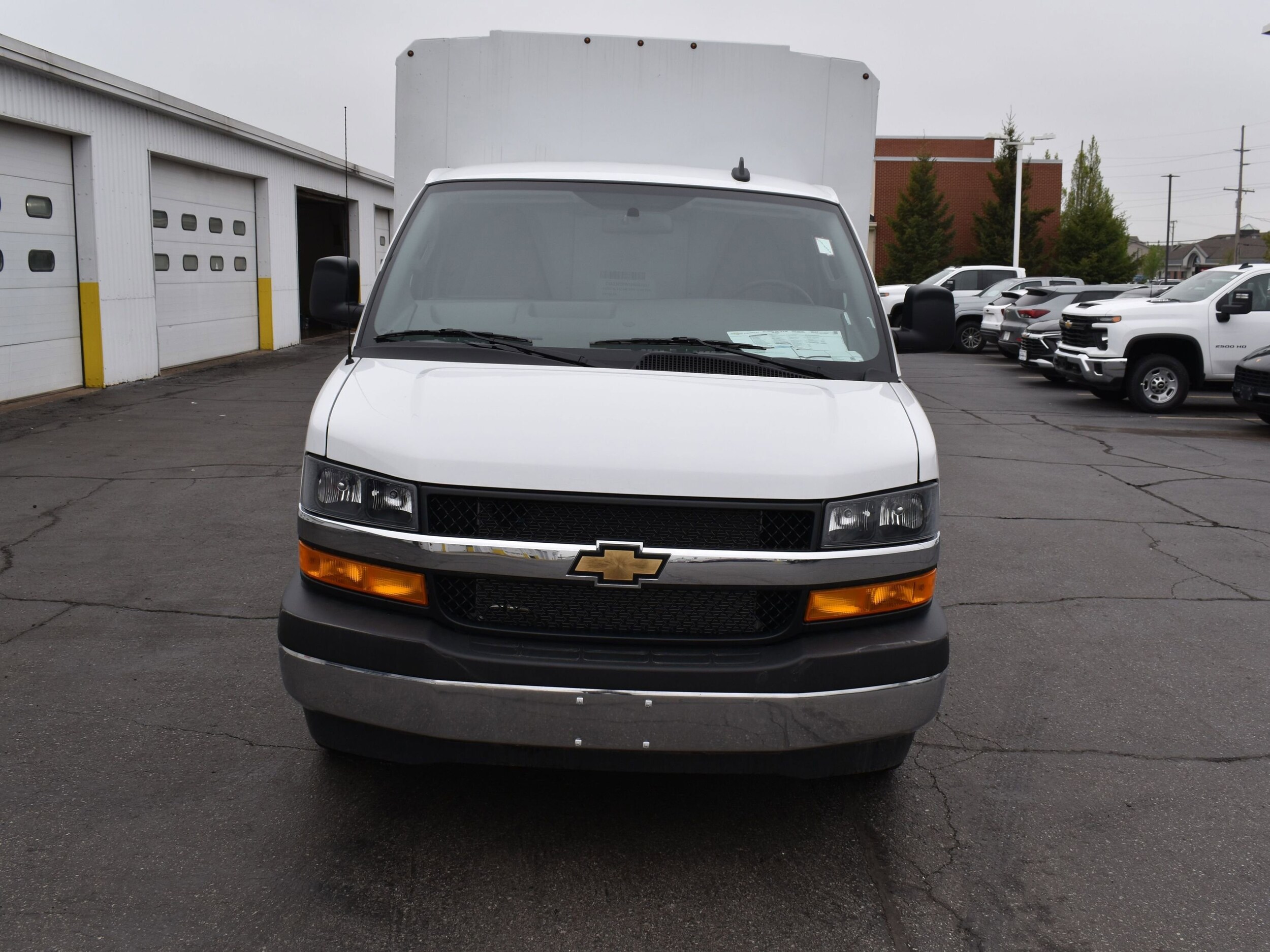 2024 Chevrolet Express Cutaway 3500 photo 2