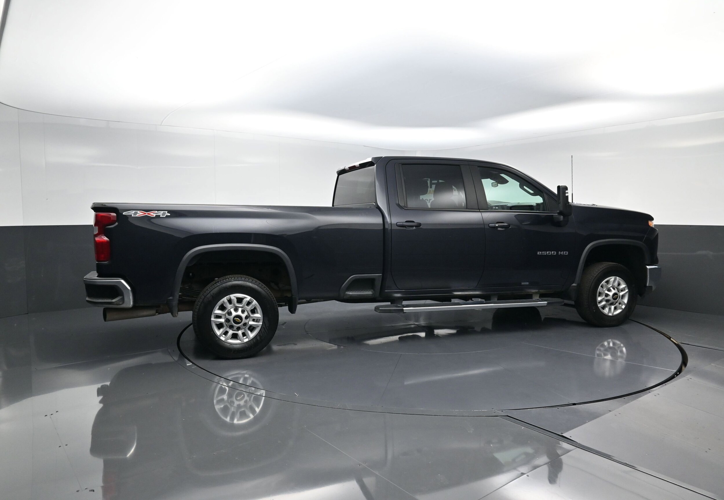 2024 Chevrolet Silverado 2500HD LT photo 2