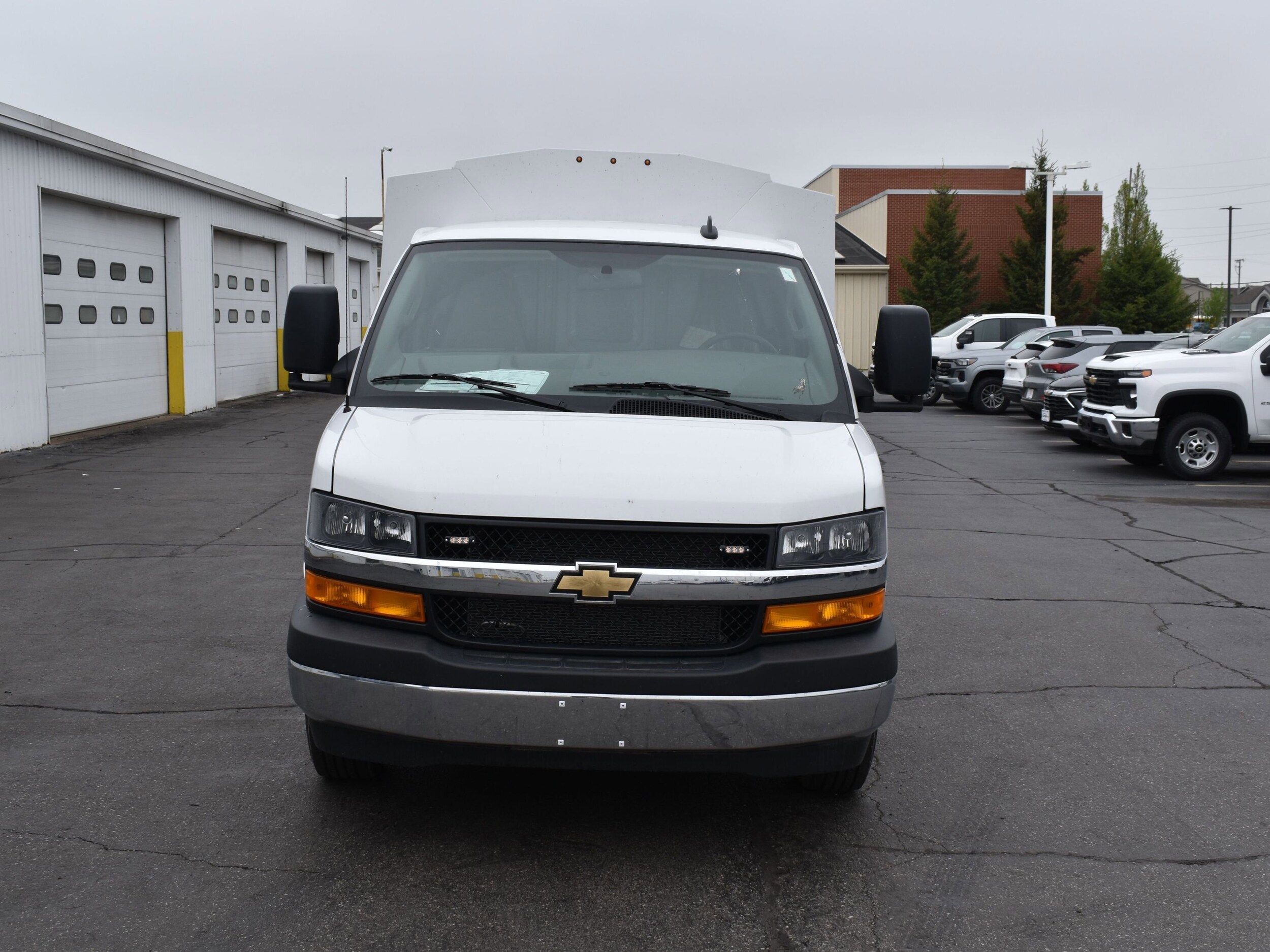 2025 Chevrolet Express Cutaway 3500 photo 2