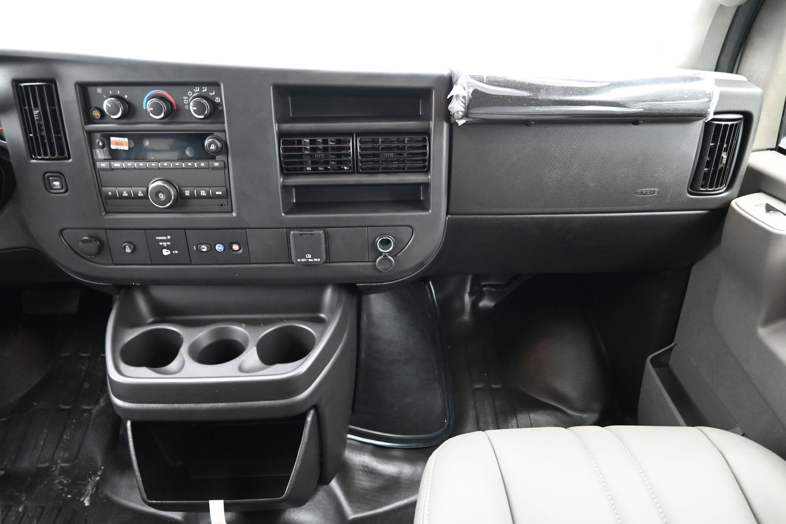 2025 Chevrolet Express Cargo Work Van - Photo 18