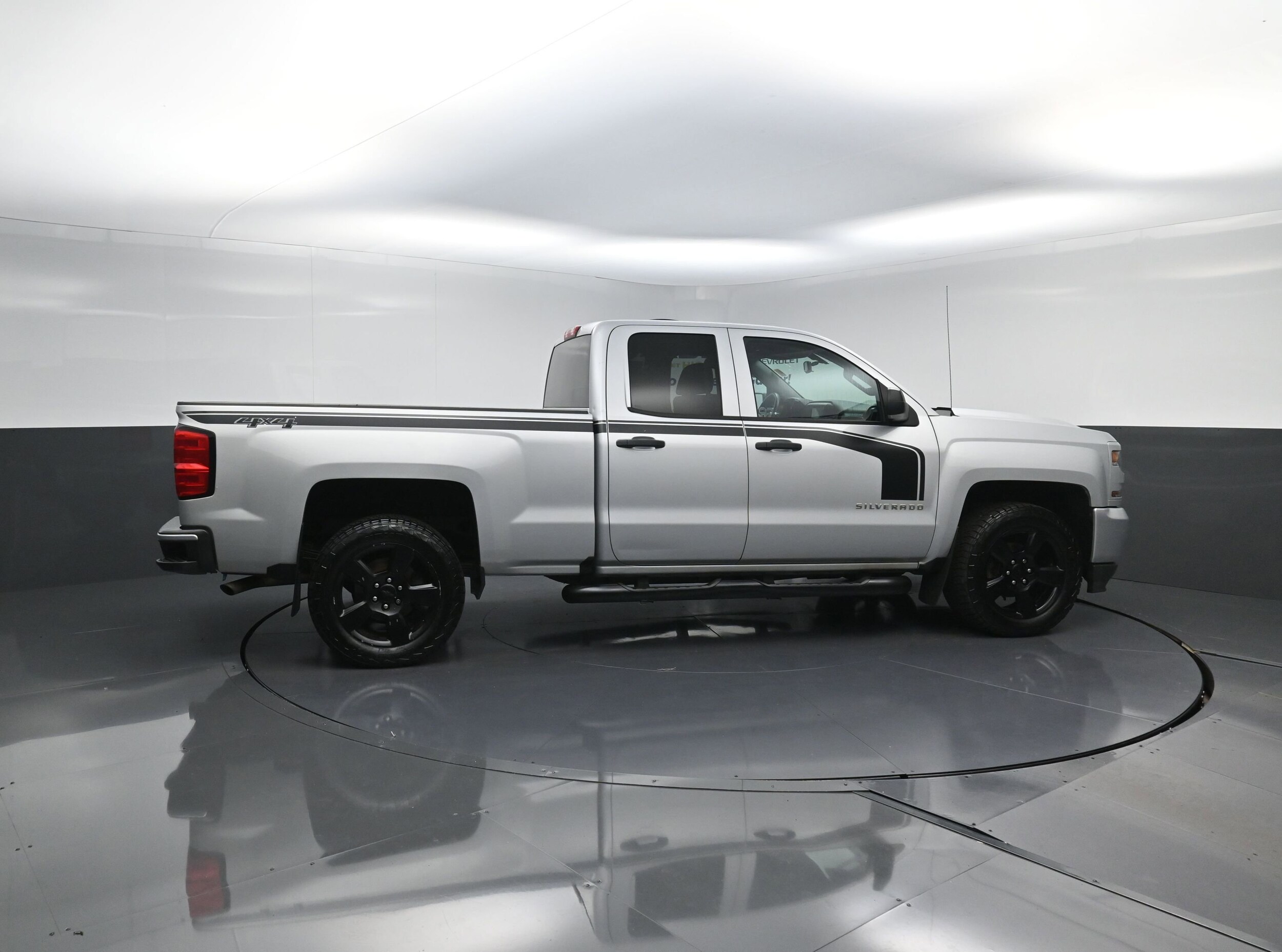 2018 Chevrolet Silverado 1500 Custom photo 2