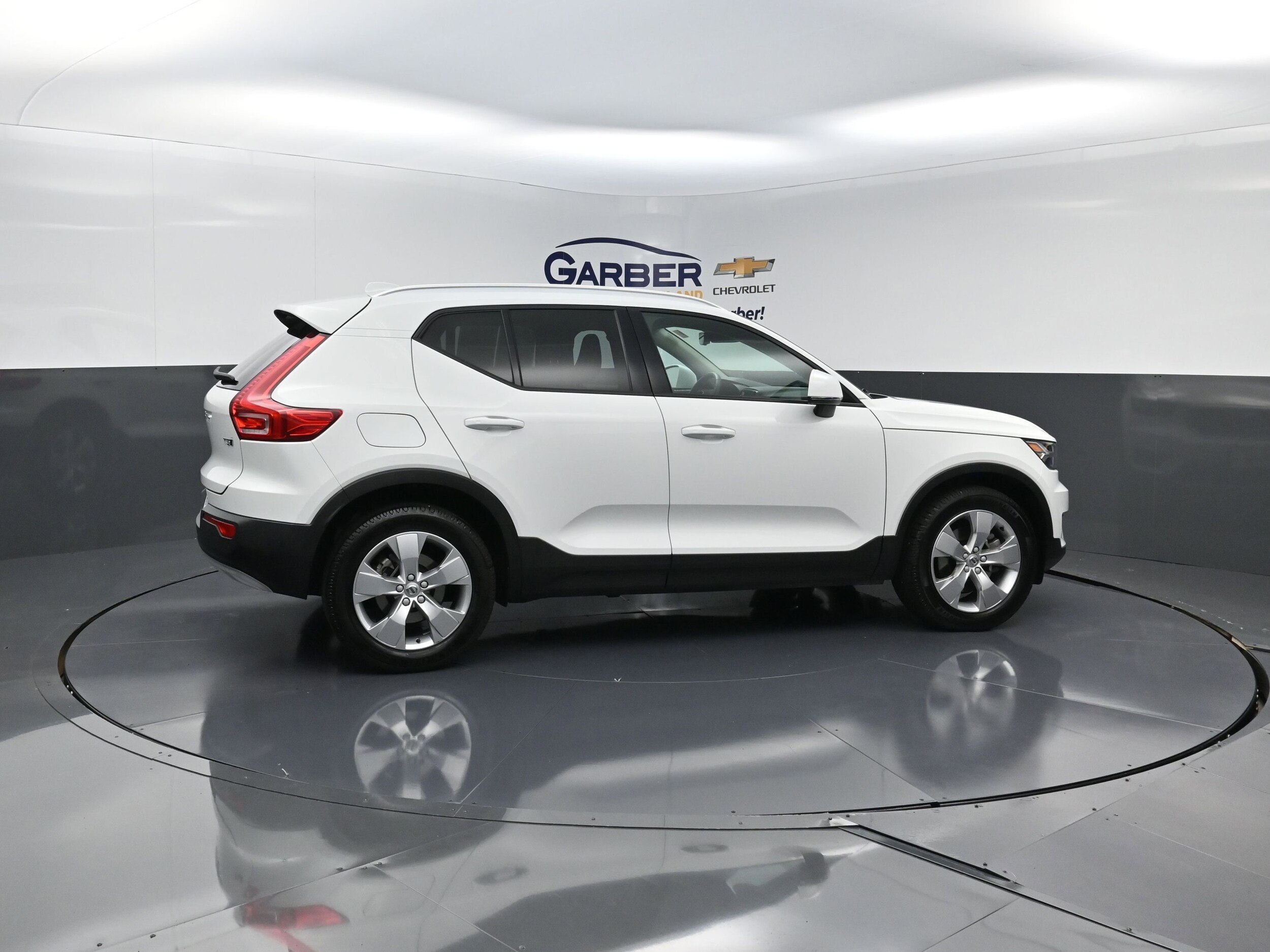 2020 Volvo XC40 T5 Momentum photo 2