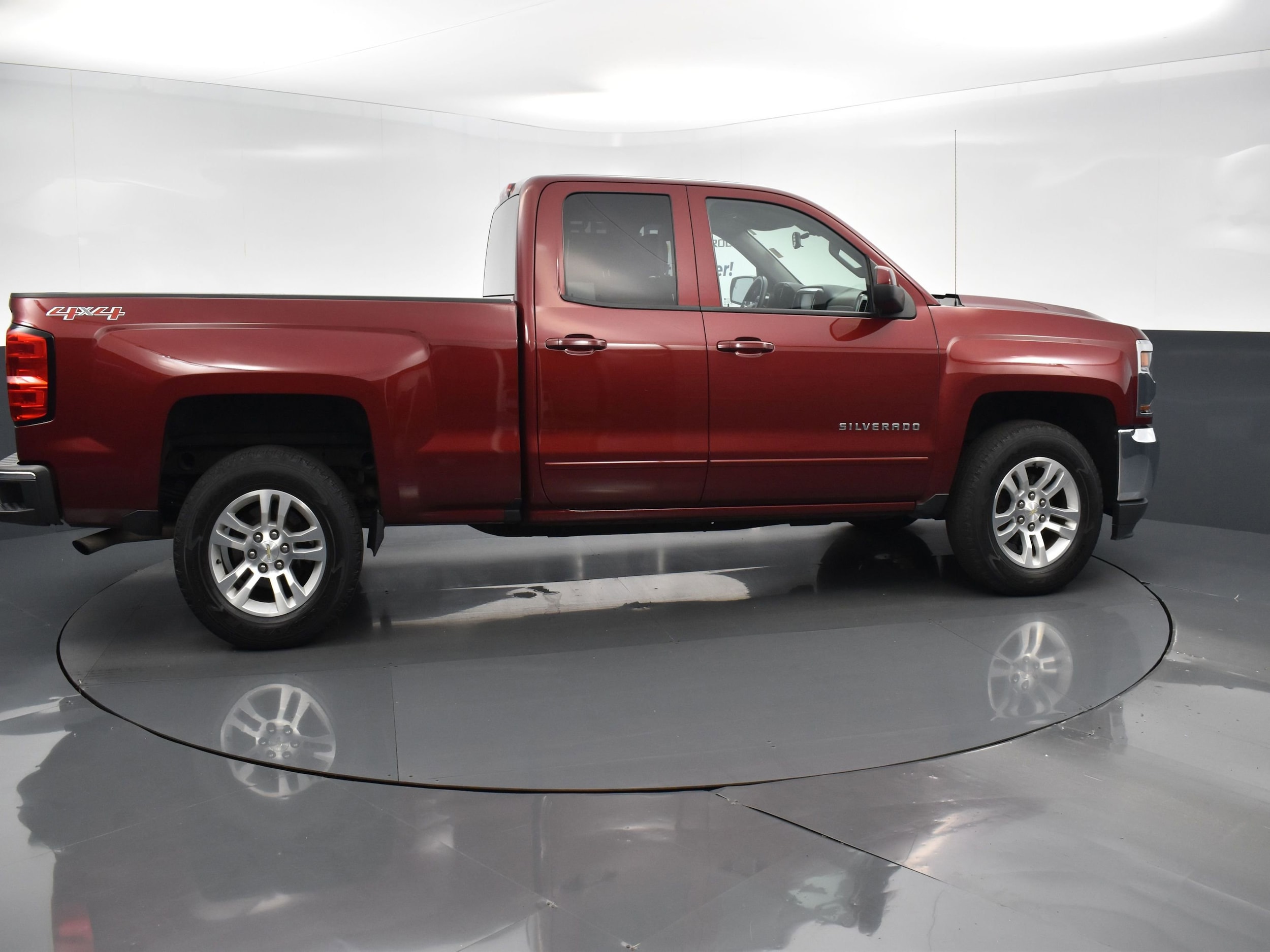 Used 2016 Chevrolet Silverado 1500 LT with VIN 1GCVKREC2GZ428097 for sale in Highland, IN