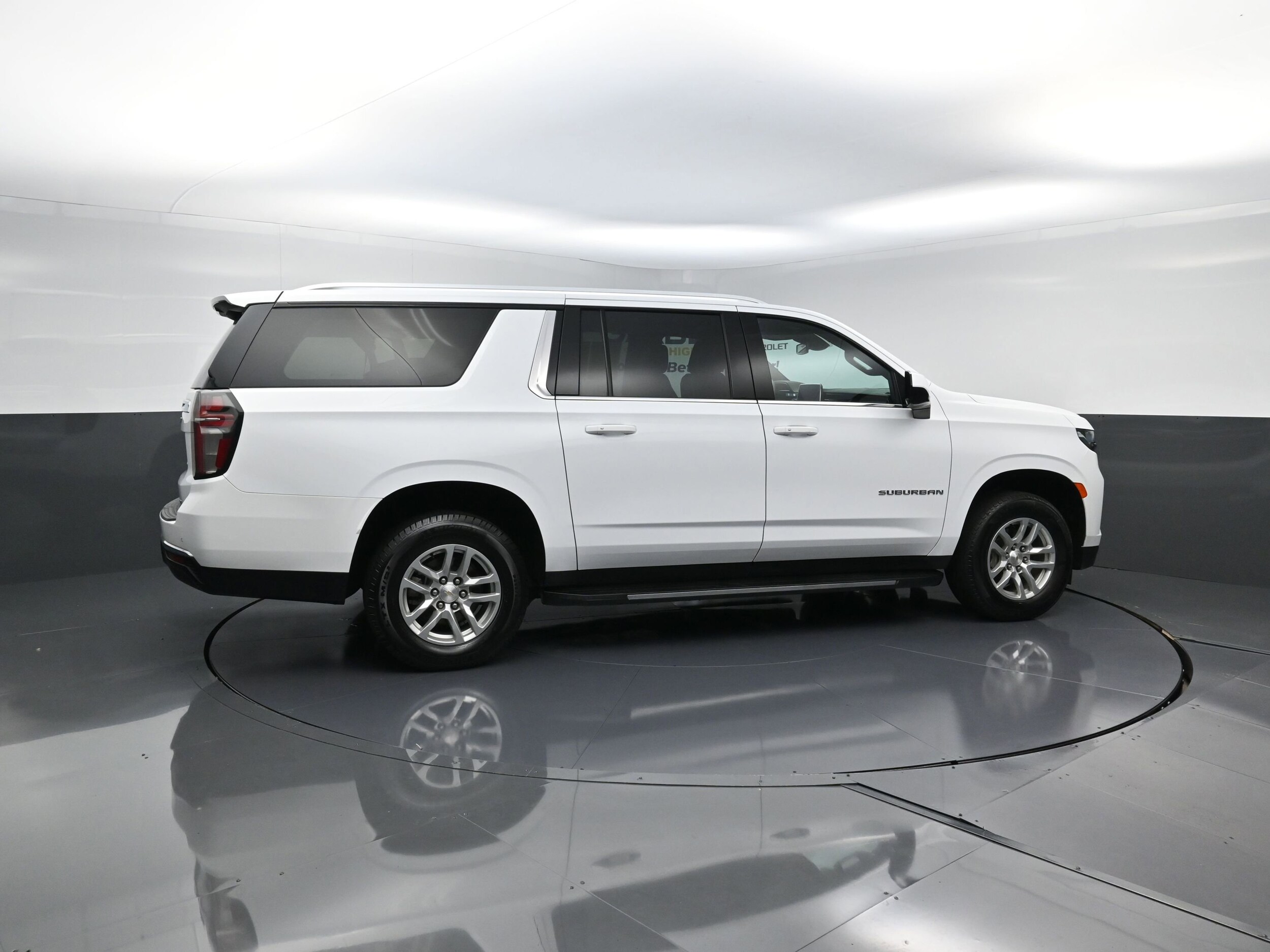 2024 Chevrolet Suburban LT photo 2