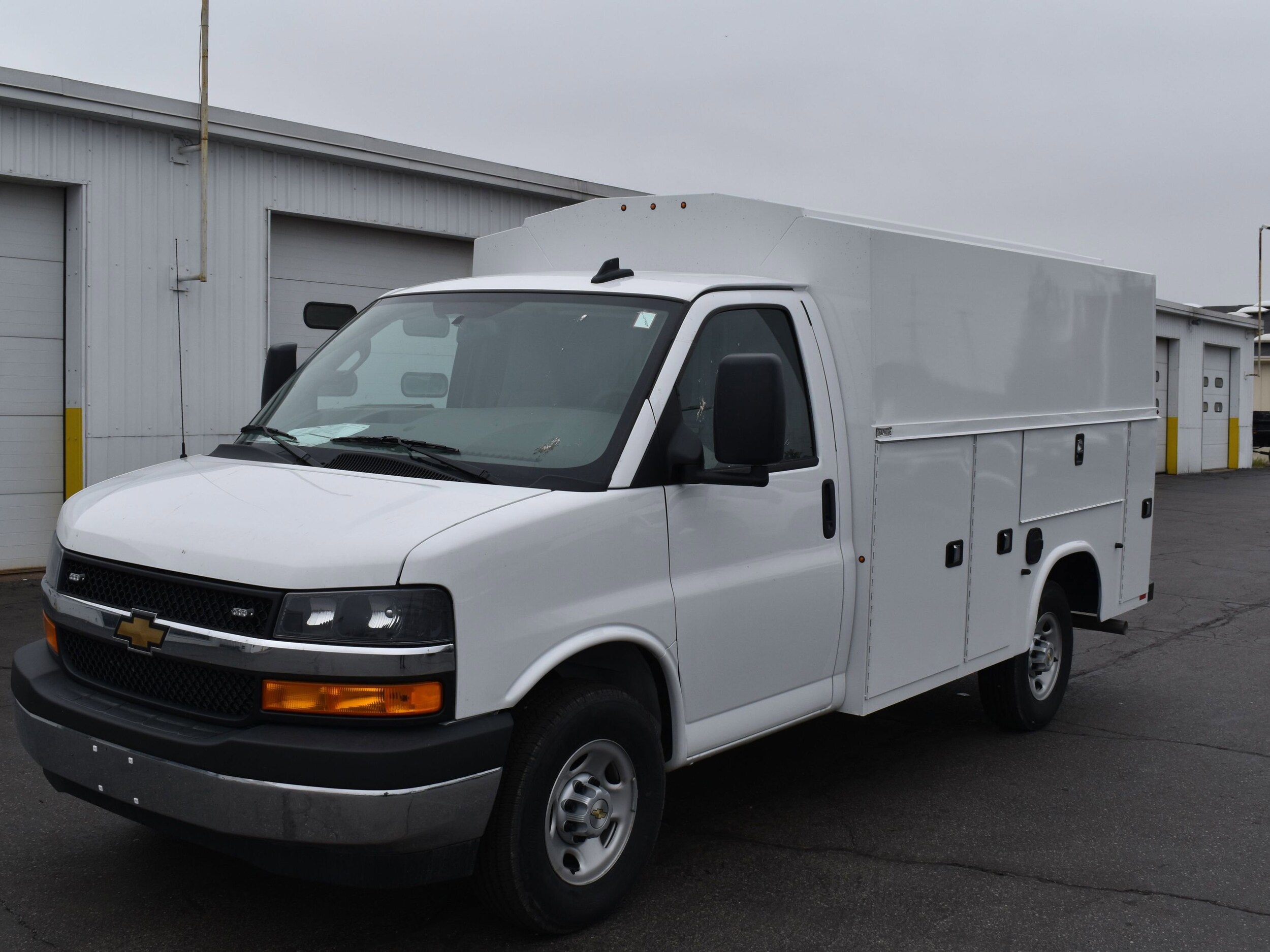 2025 Chevrolet Express Cutaway 3500 photo 3