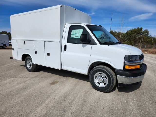 2025 Chevrolet Express Cutaway 3500 photo 2