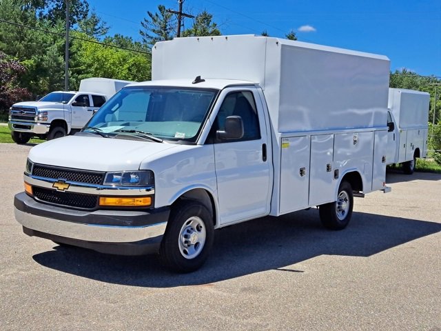 2025 Chevrolet Express Cutaway 3500 photo 2