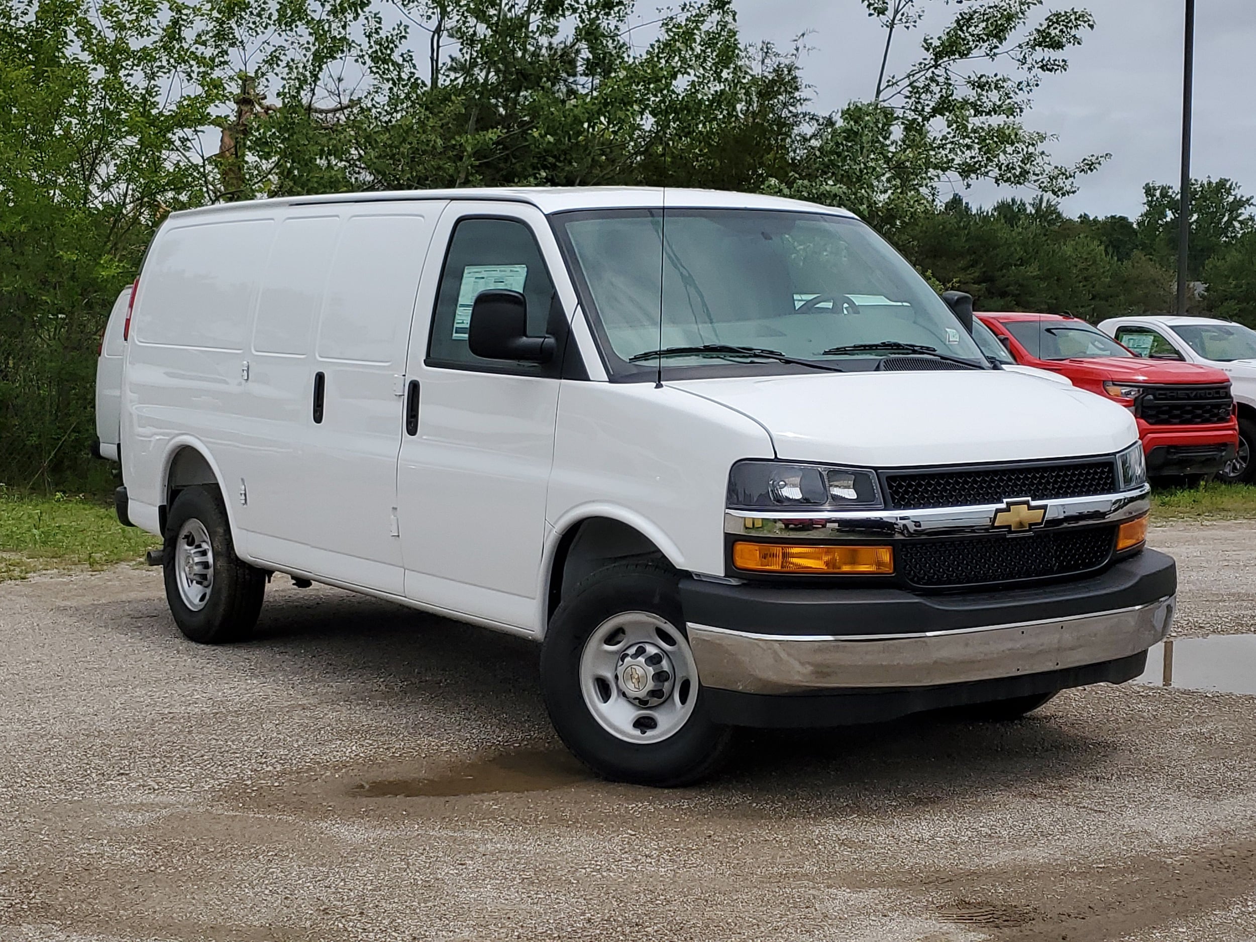 2026 Chevrolet Express 2500 Work Van HD's photo