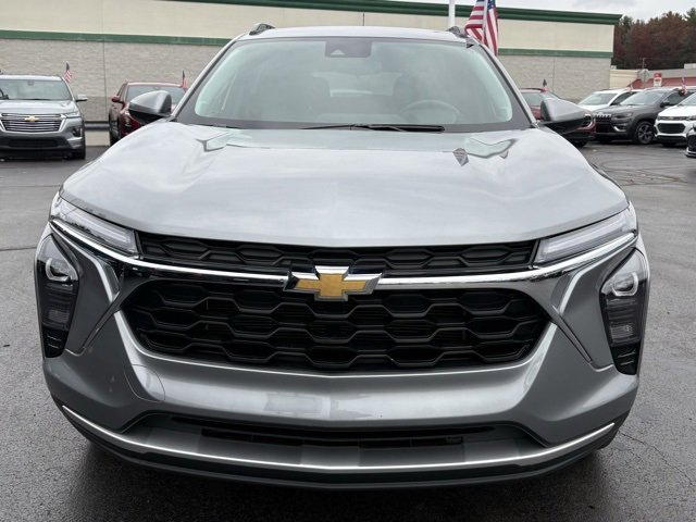 2024 Chevrolet Trax LT photo 2