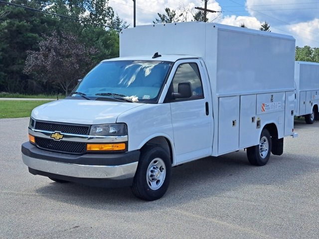 2025 Chevrolet Express Cutaway 3500 photo 2