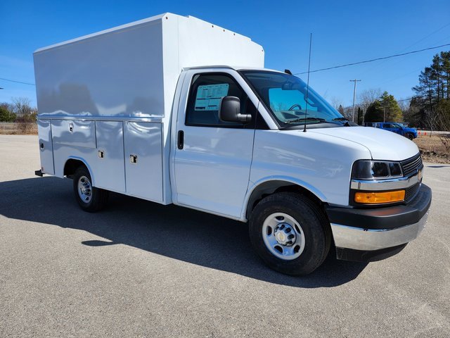 2025 Chevrolet Express Cutaway 3500 photo 2