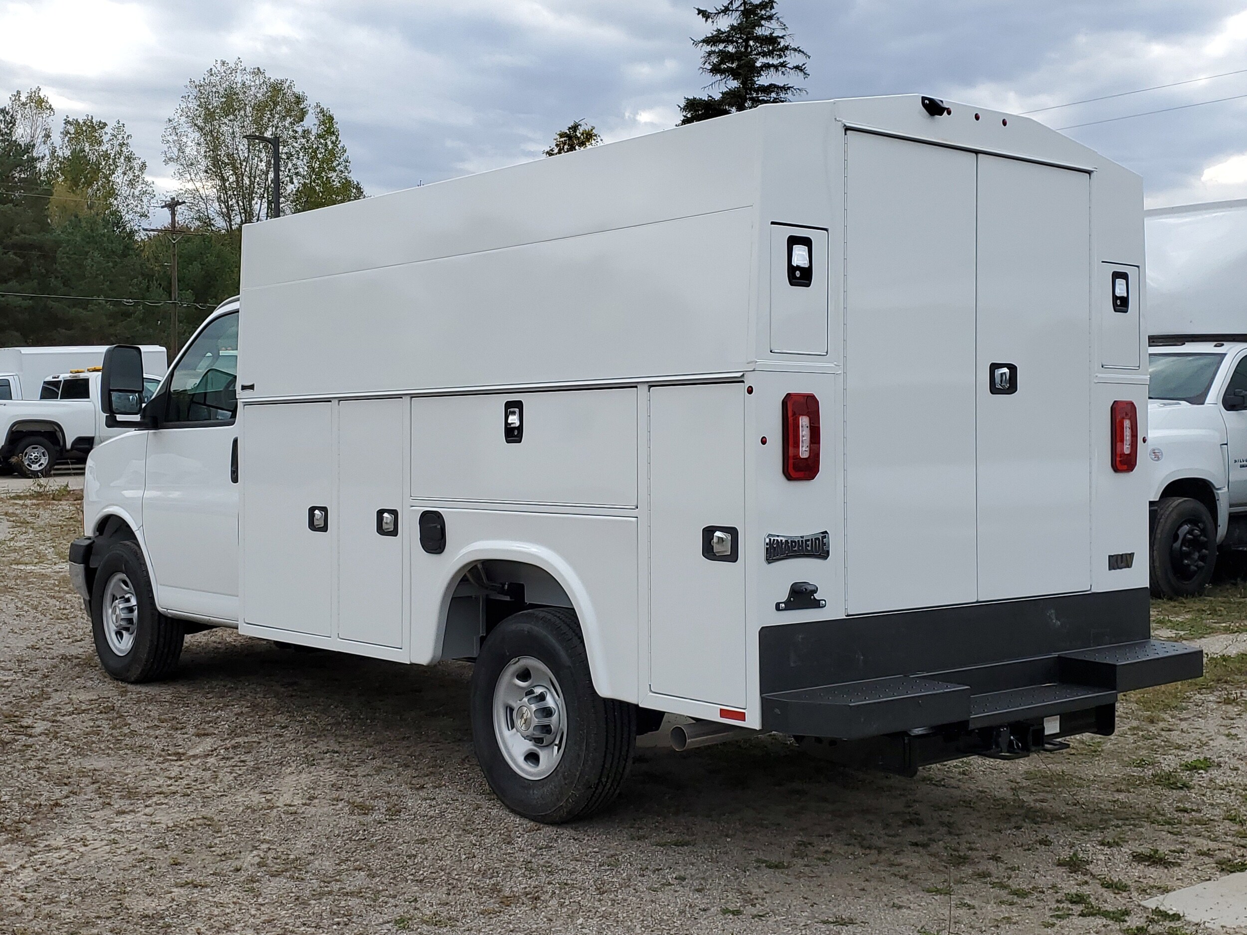 2025 Chevrolet Express 3500 Cutaway Van photo 3