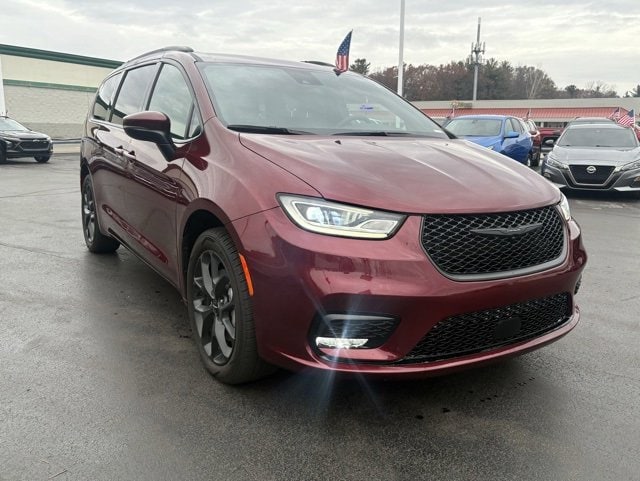 2023 Chrysler Pacifica Touring L's photo