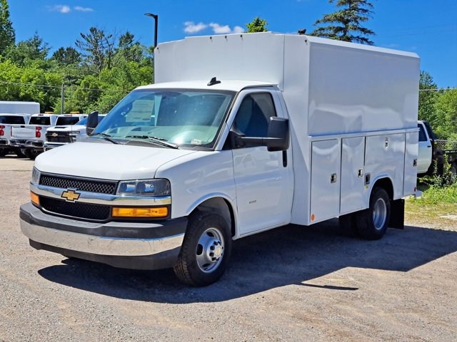 2025 Chevrolet Express Cutaway 3500 photo 2