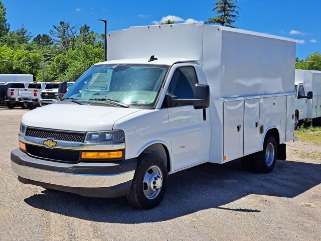 2025 Chevrolet Express Cutaway 3500 photo 2