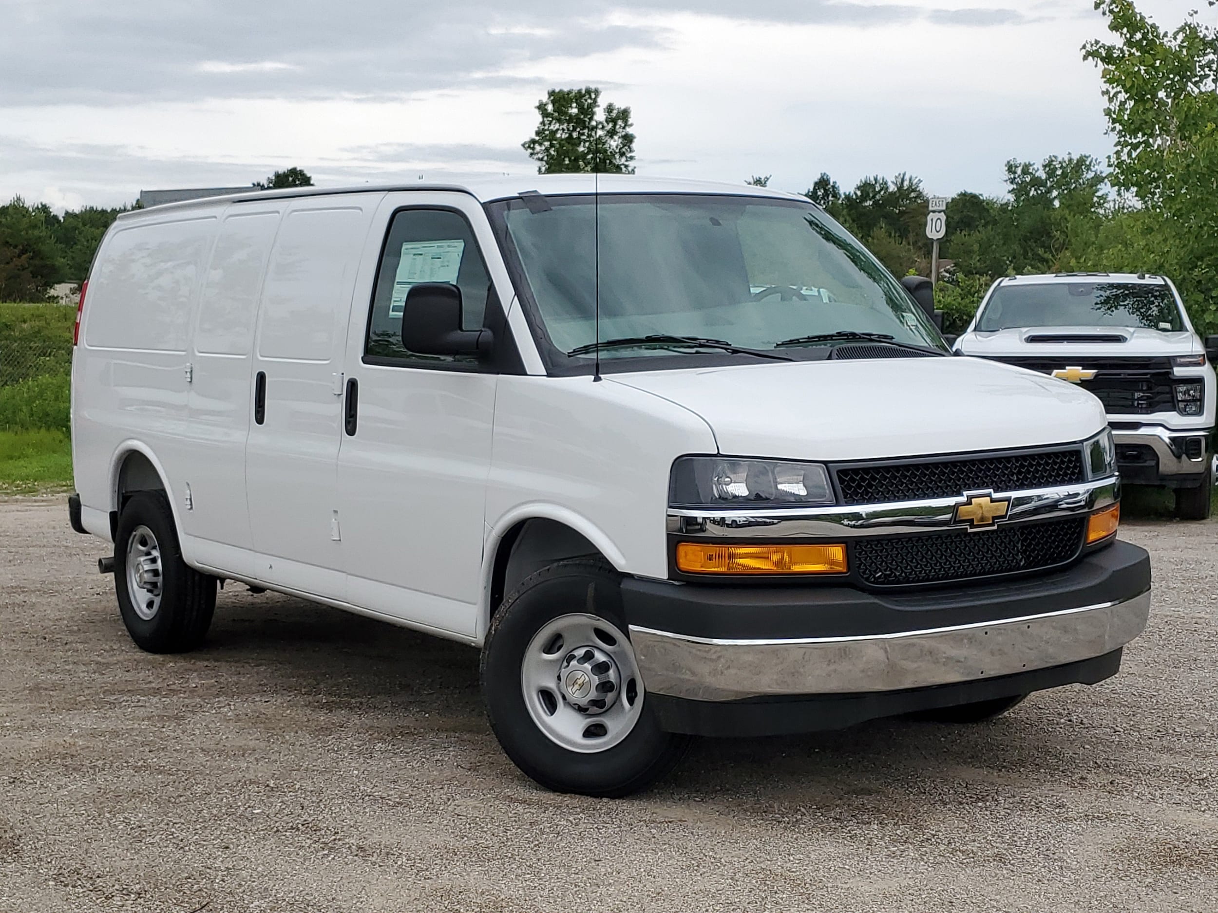 2026 Chevrolet Express 2500 Work Van HD's photo