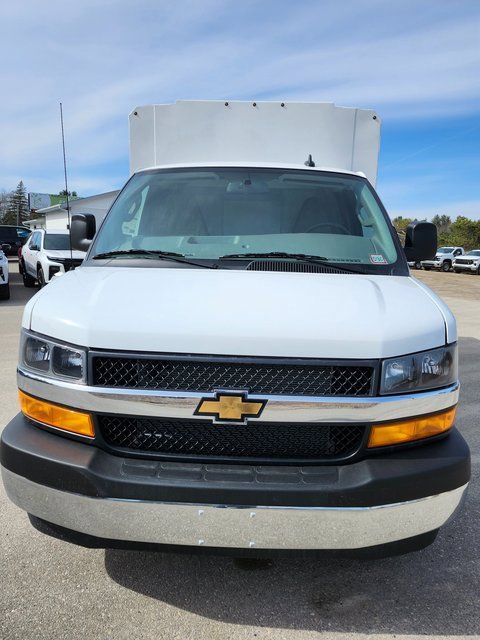 2025 Chevrolet Express Cutaway 3500 photo 3