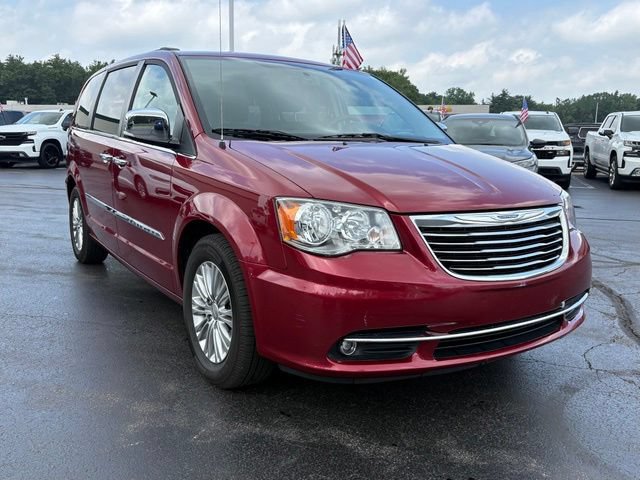 2015 Chrysler Town & Country Touring-L's photo