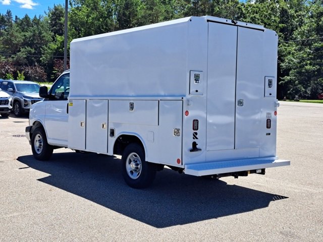 2025 Chevrolet Express Cutaway 3500 photo 3