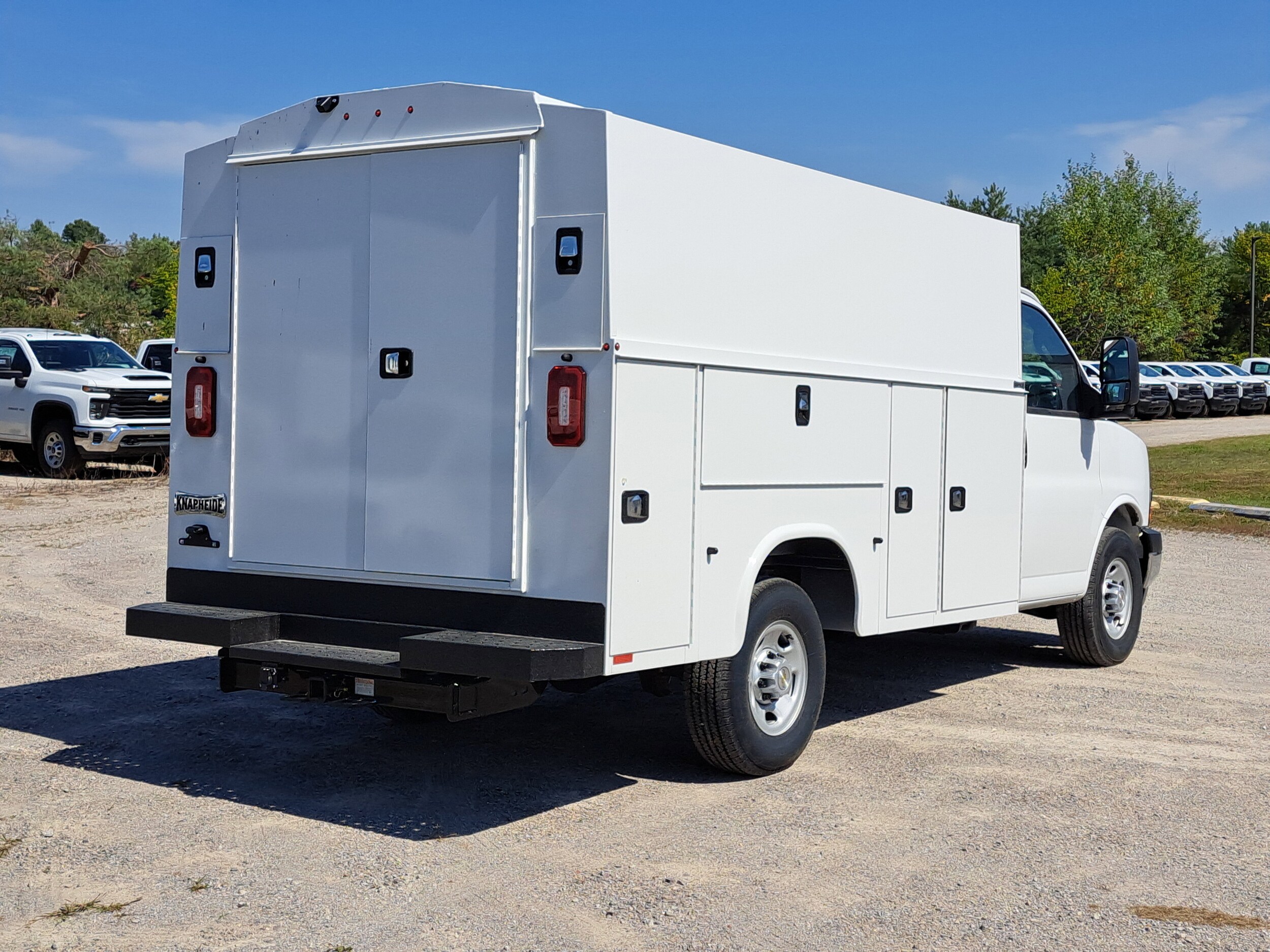 2025 Chevrolet Express Cutaway 3500 photo 3