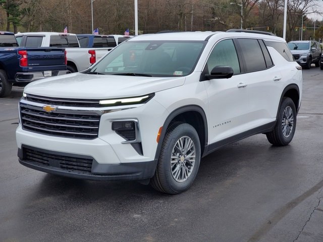 2025 Chevrolet Traverse photo 2