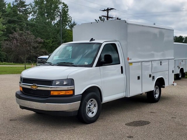 2025 Chevrolet Express Cutaway 3500 photo 2