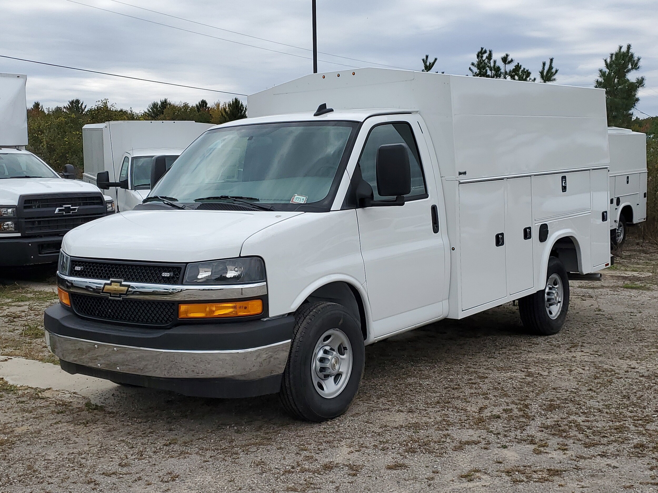 2025 Chevrolet Express 3500 Cutaway Van photo 2