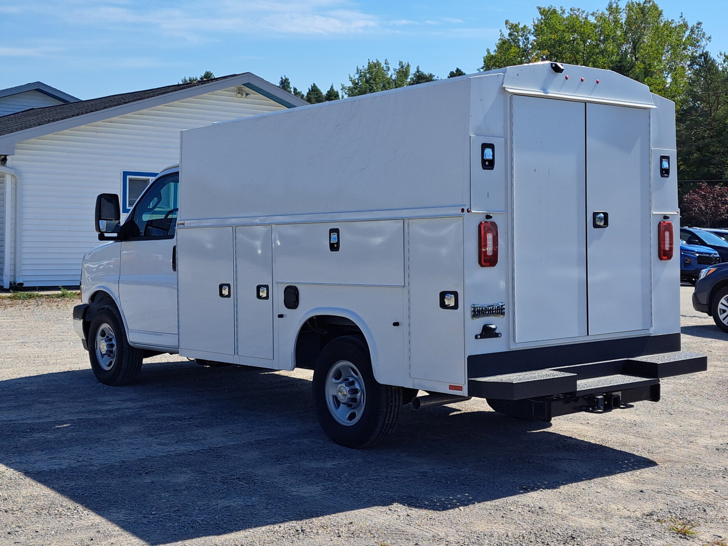 2025 Chevrolet Express Cutaway 3500 photo 2