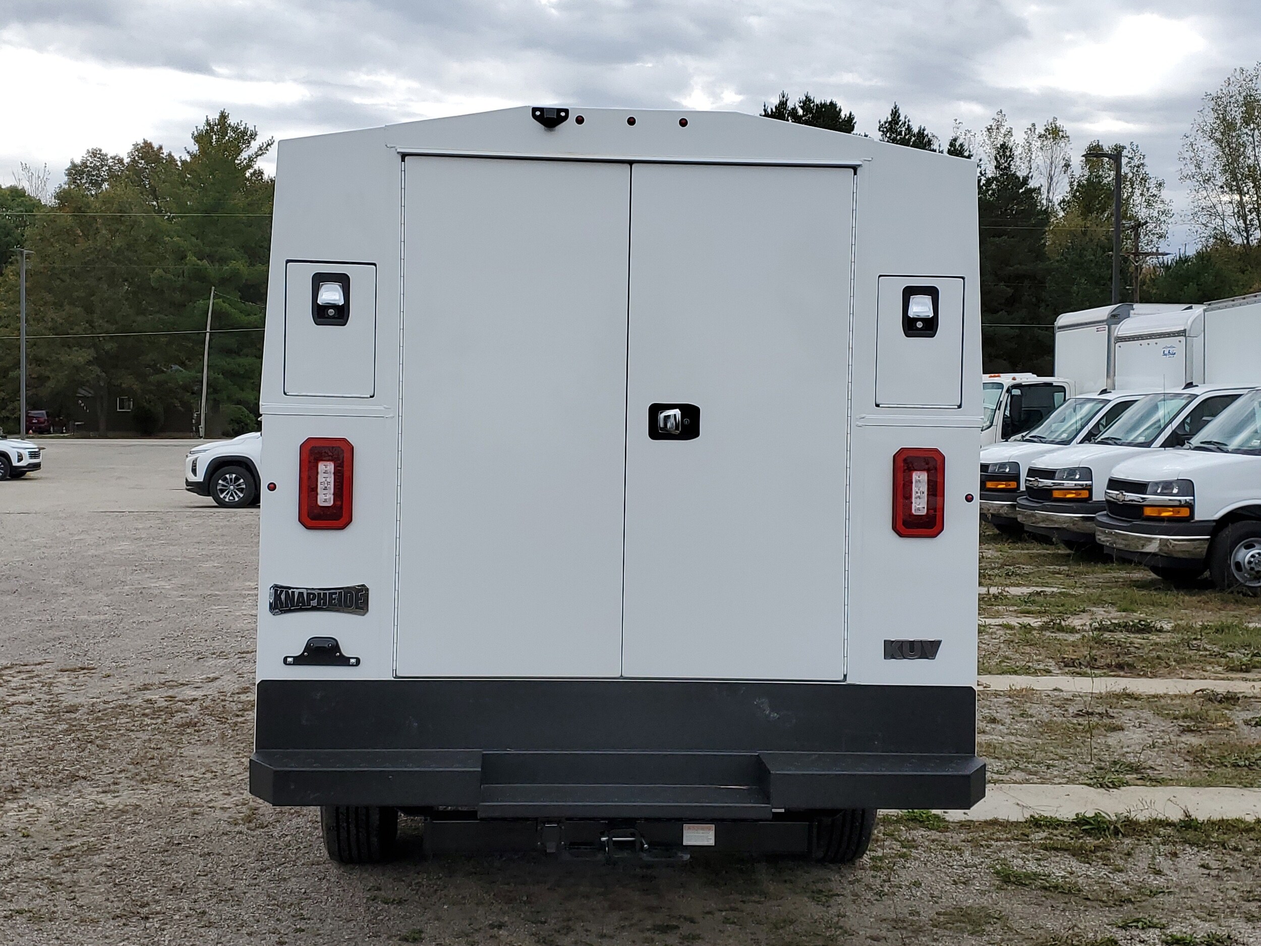 2025 Chevrolet Express 3500 Cutaway Van photo 4