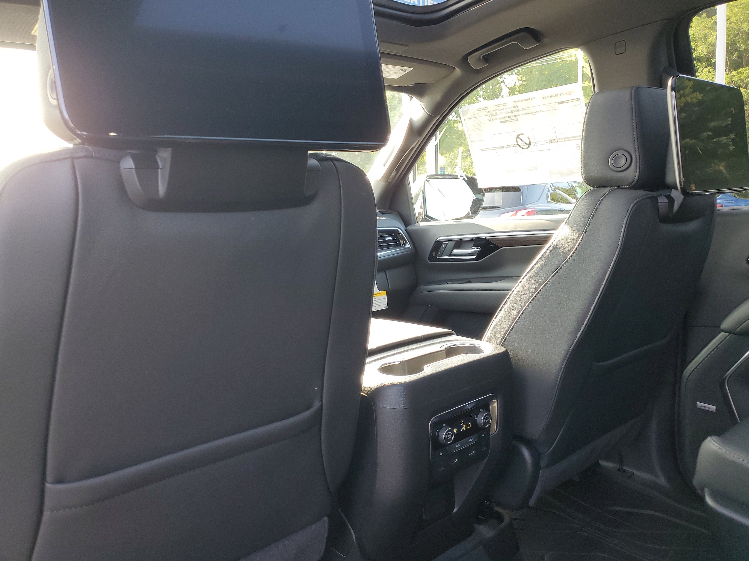 2026 Chevrolet Suburban Z71 - Photo 30
