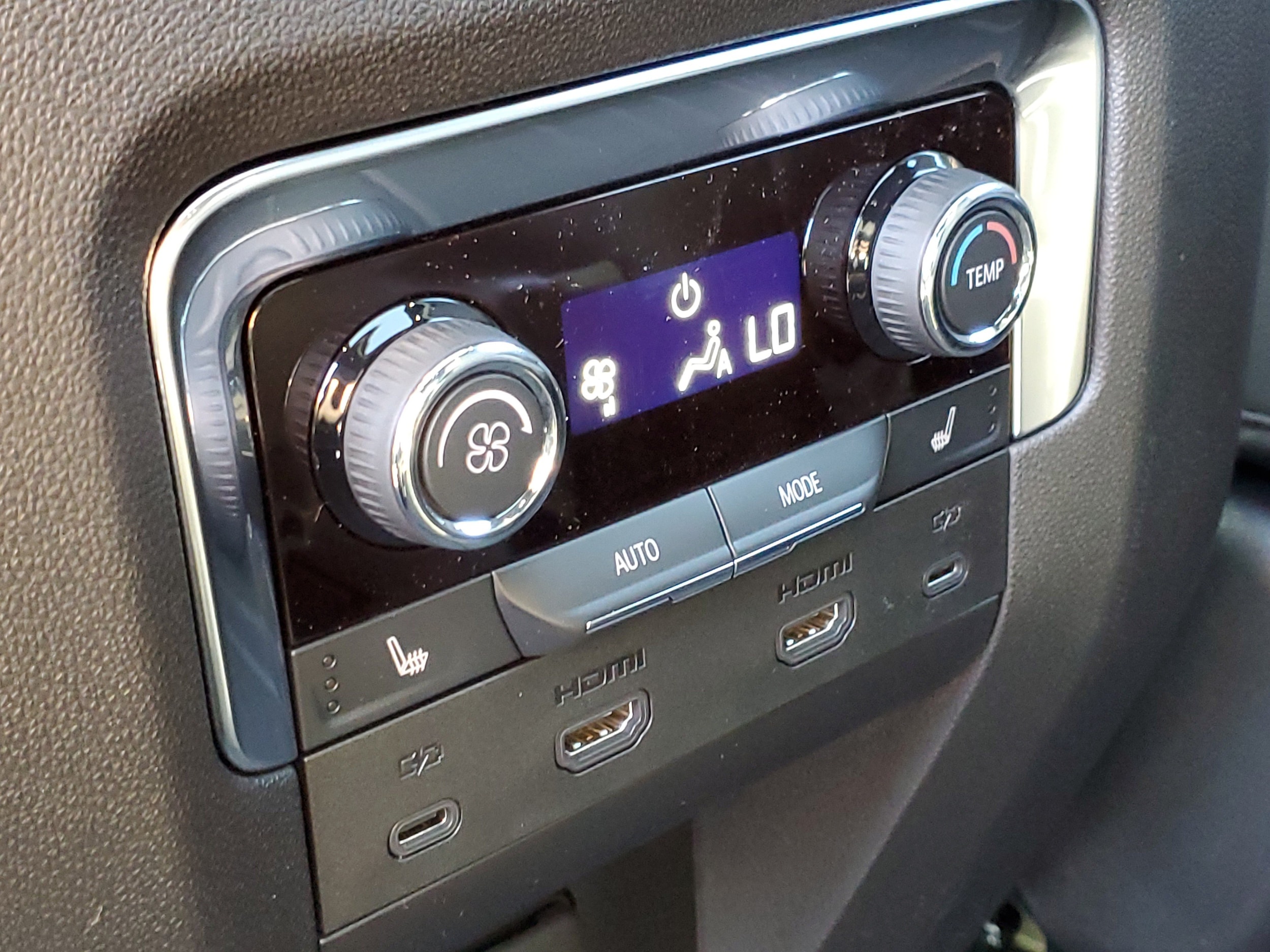 2026 Chevrolet Suburban Z71 - Photo 32