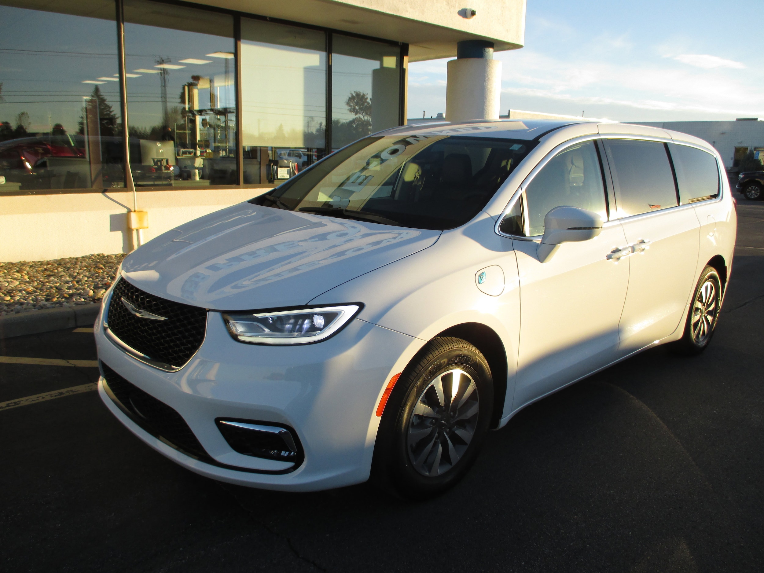 2022 Chrysler Pacifica Hybrid Touring L's photo