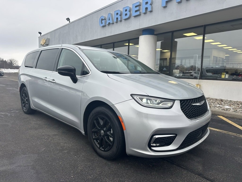 2024 Chrysler Pacifica Touring L's photo