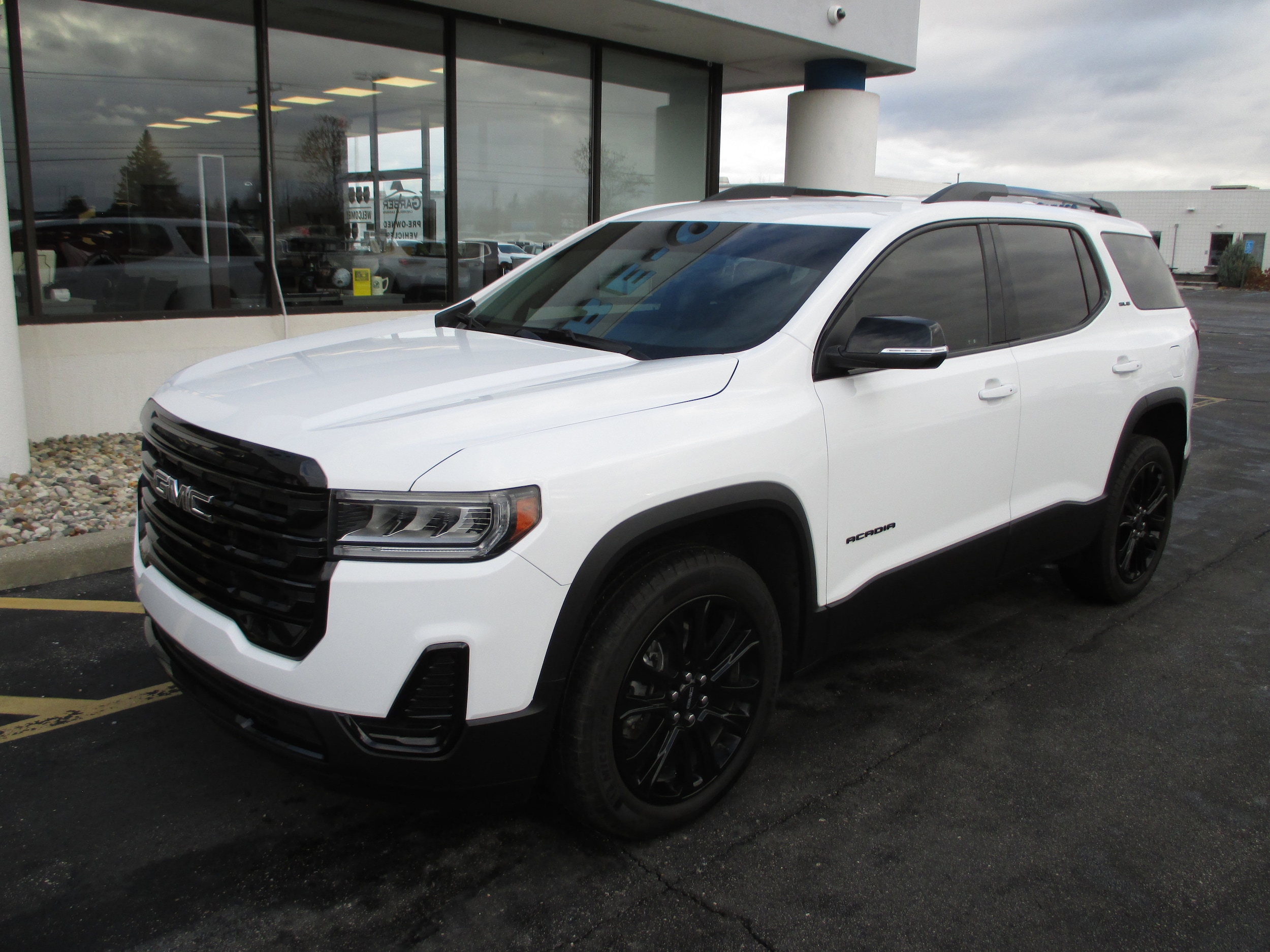 2023 GMC Acadia SLE's photo