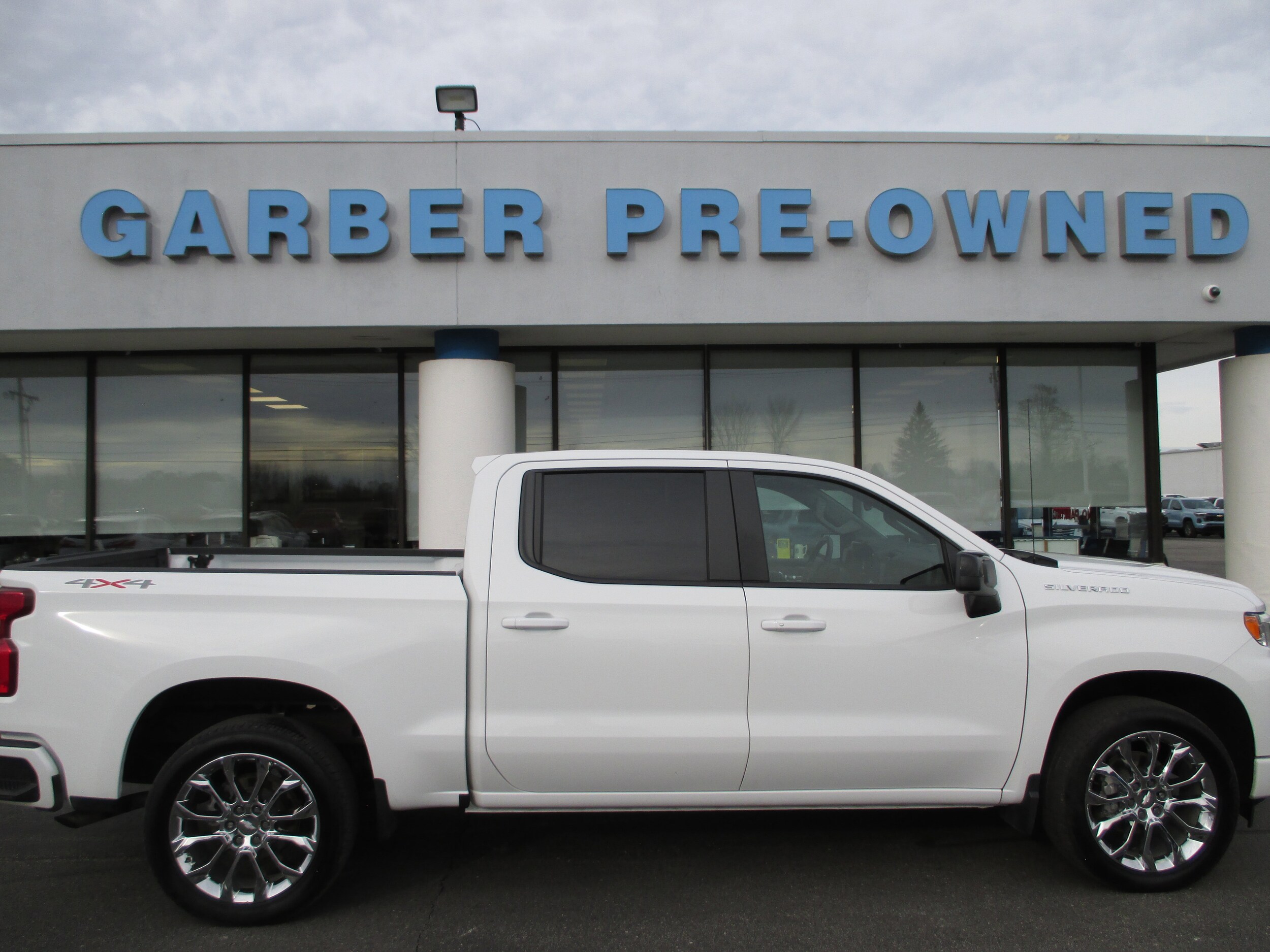 2023 Chevrolet Silverado 1500 RST photo 2