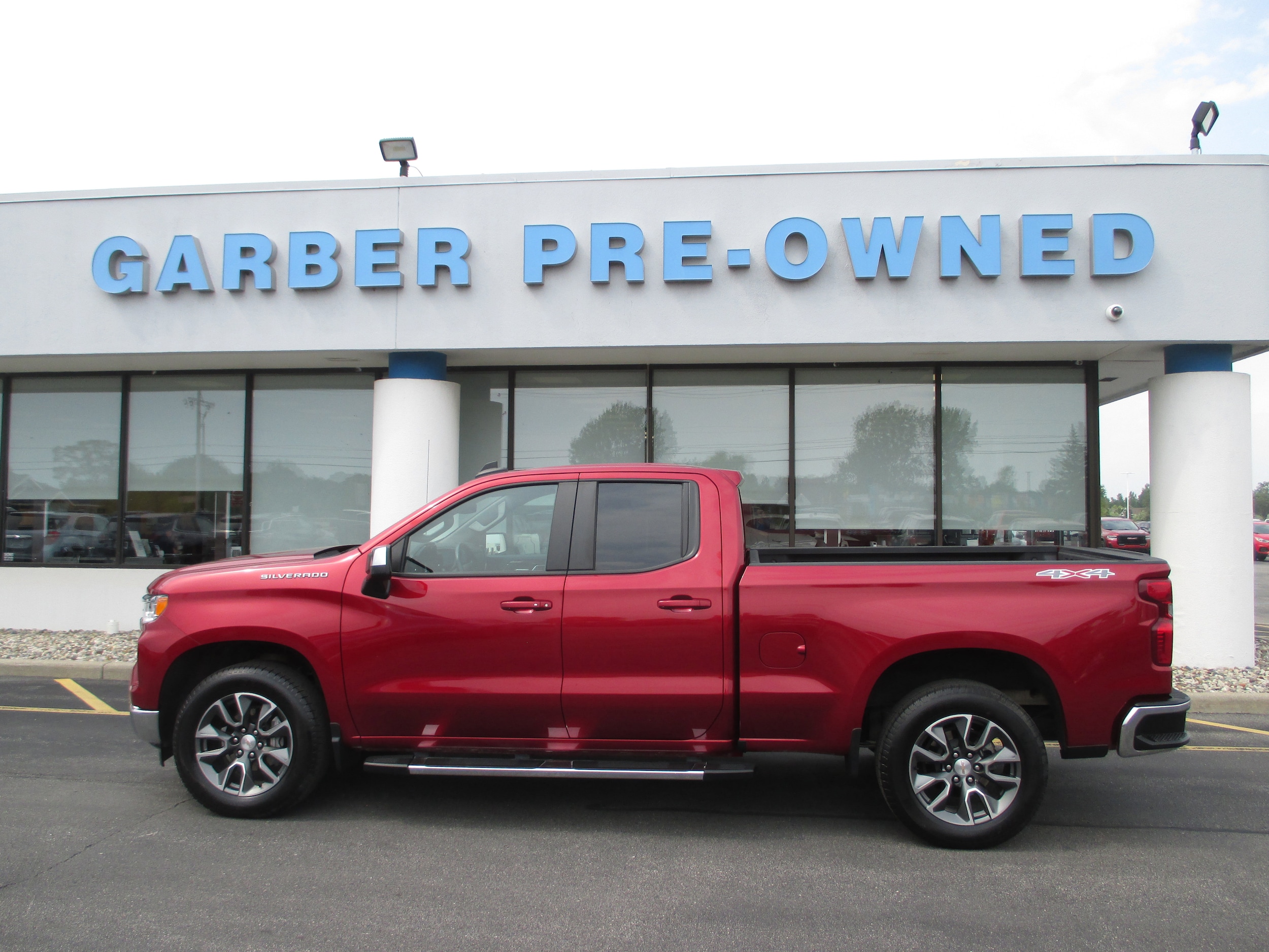 Used 2023 Chevrolet Silverado 1500 LT with VIN 1GCRDDED9PZ312595 for sale in Saginaw, MI