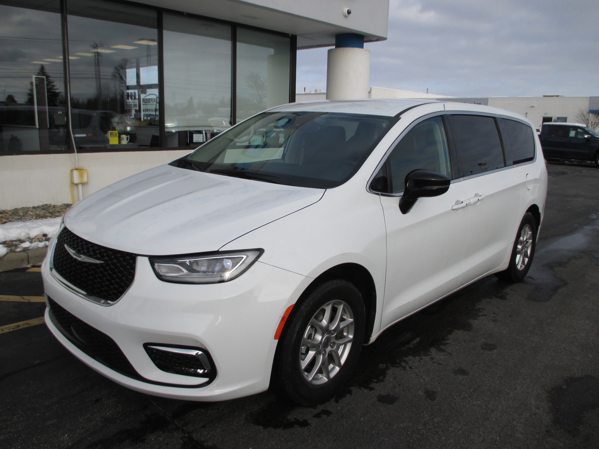 2024 Chrysler Pacifica Touring L's photo