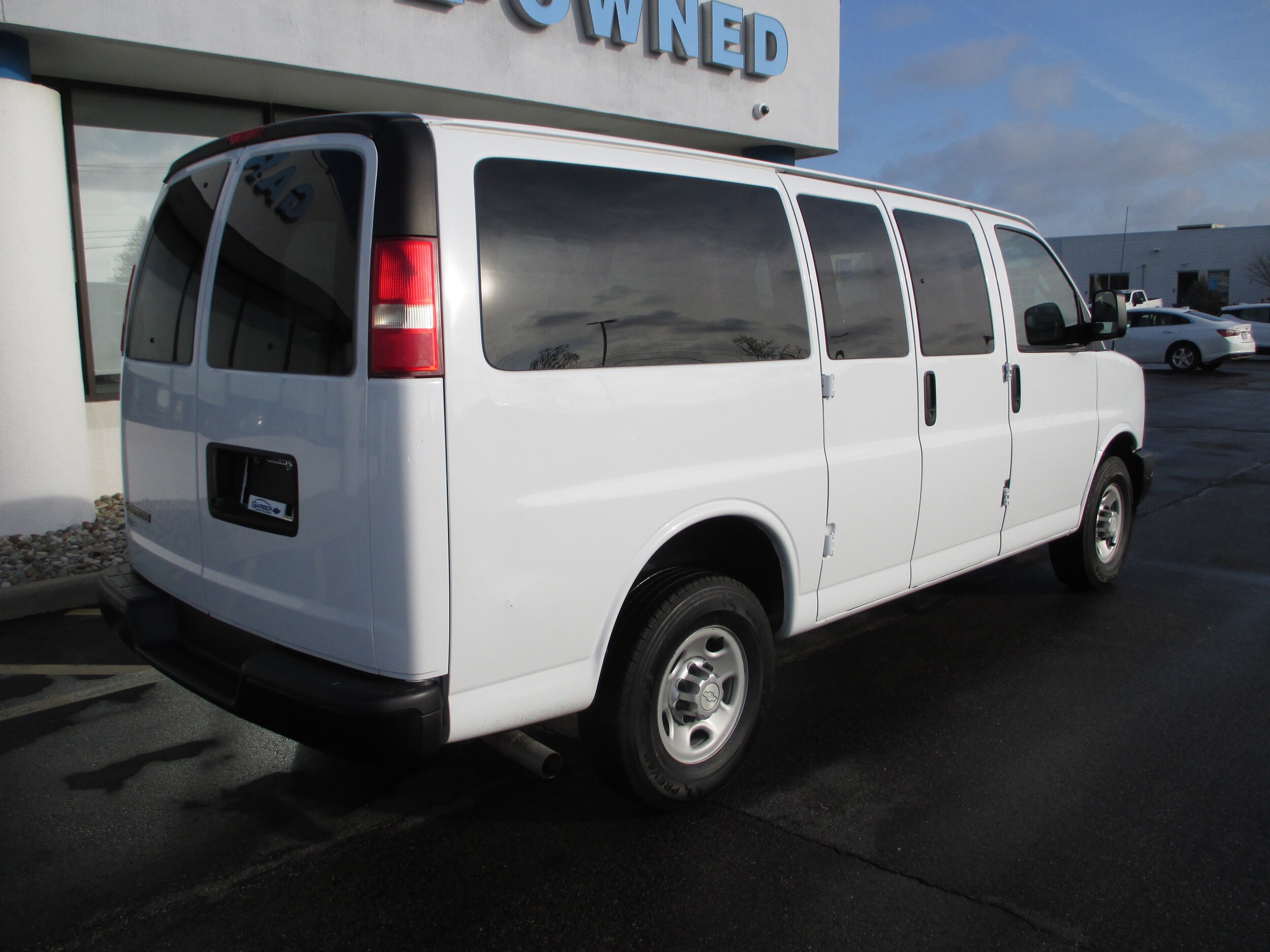 2017 Chevrolet Express Passenger 2500 LS photo 3