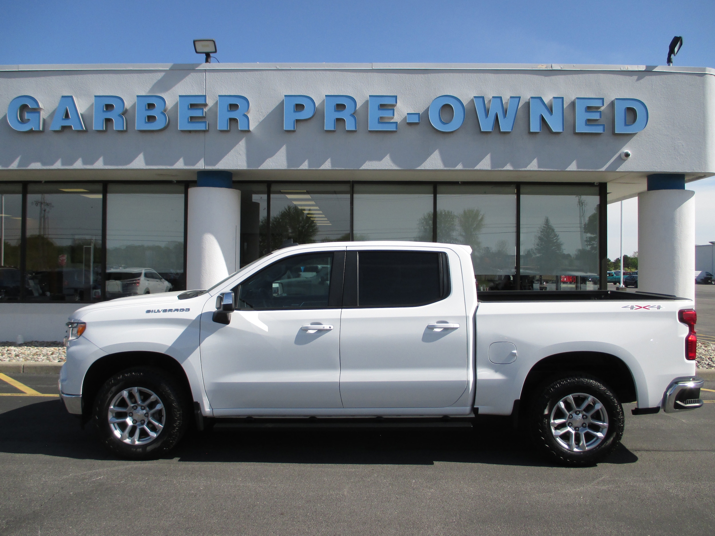 Used 2022 Chevrolet Silverado 1500 LT with VIN 1GCPDKEKXNZ536983 for sale in Saginaw, MI