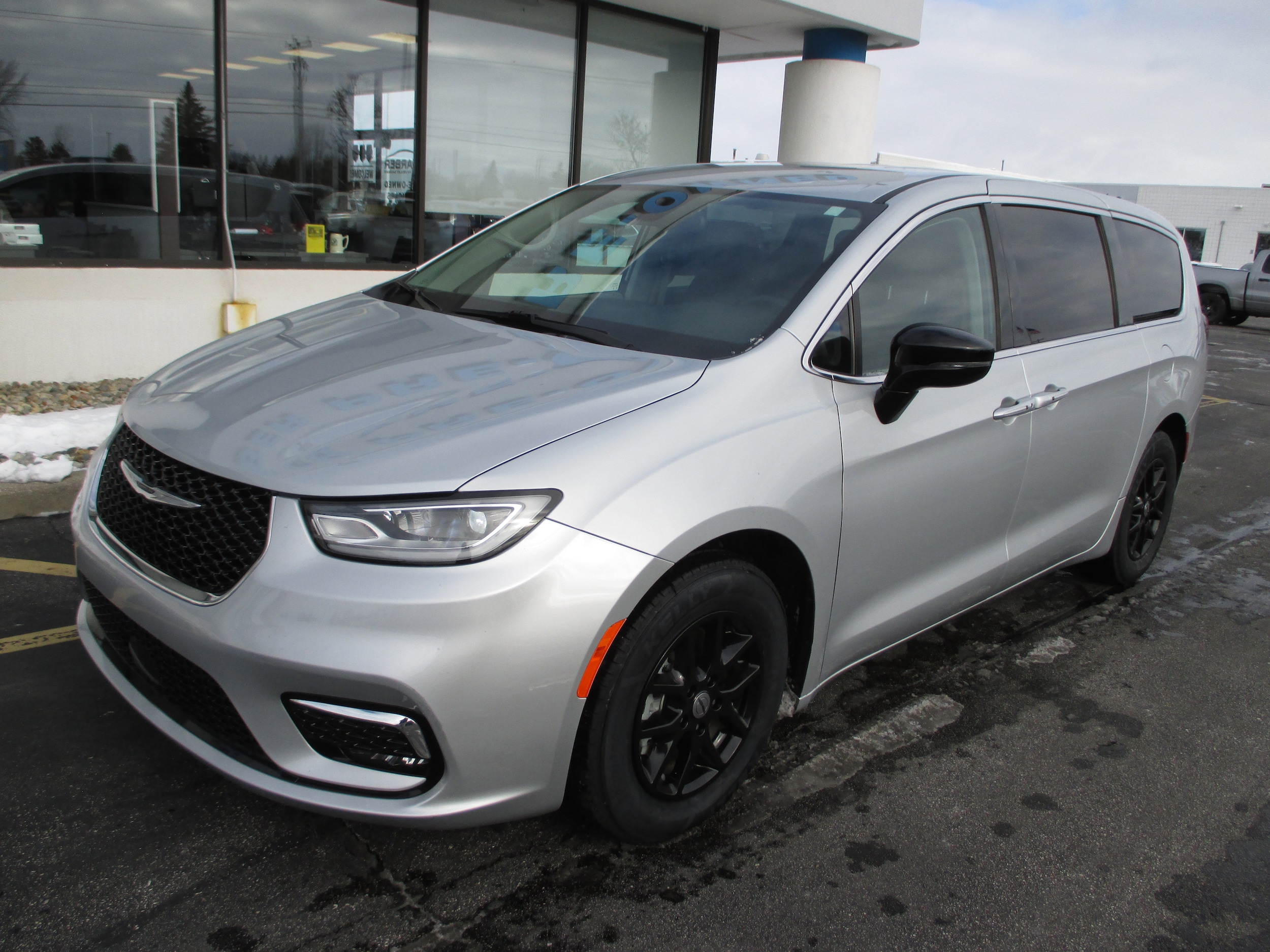 2024 Chrysler Pacifica Touring L's photo