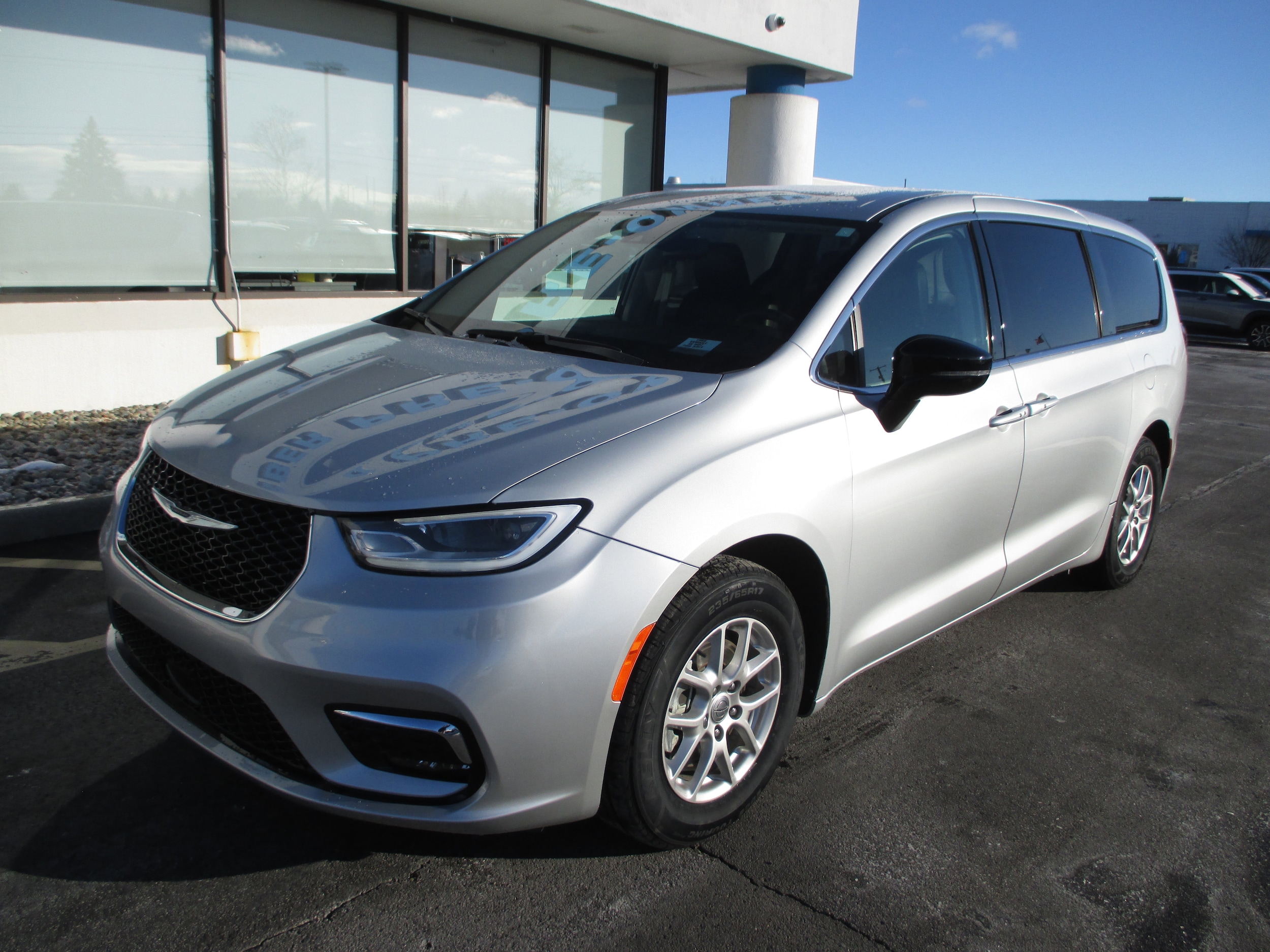 2024 Chrysler Pacifica Touring L's photo