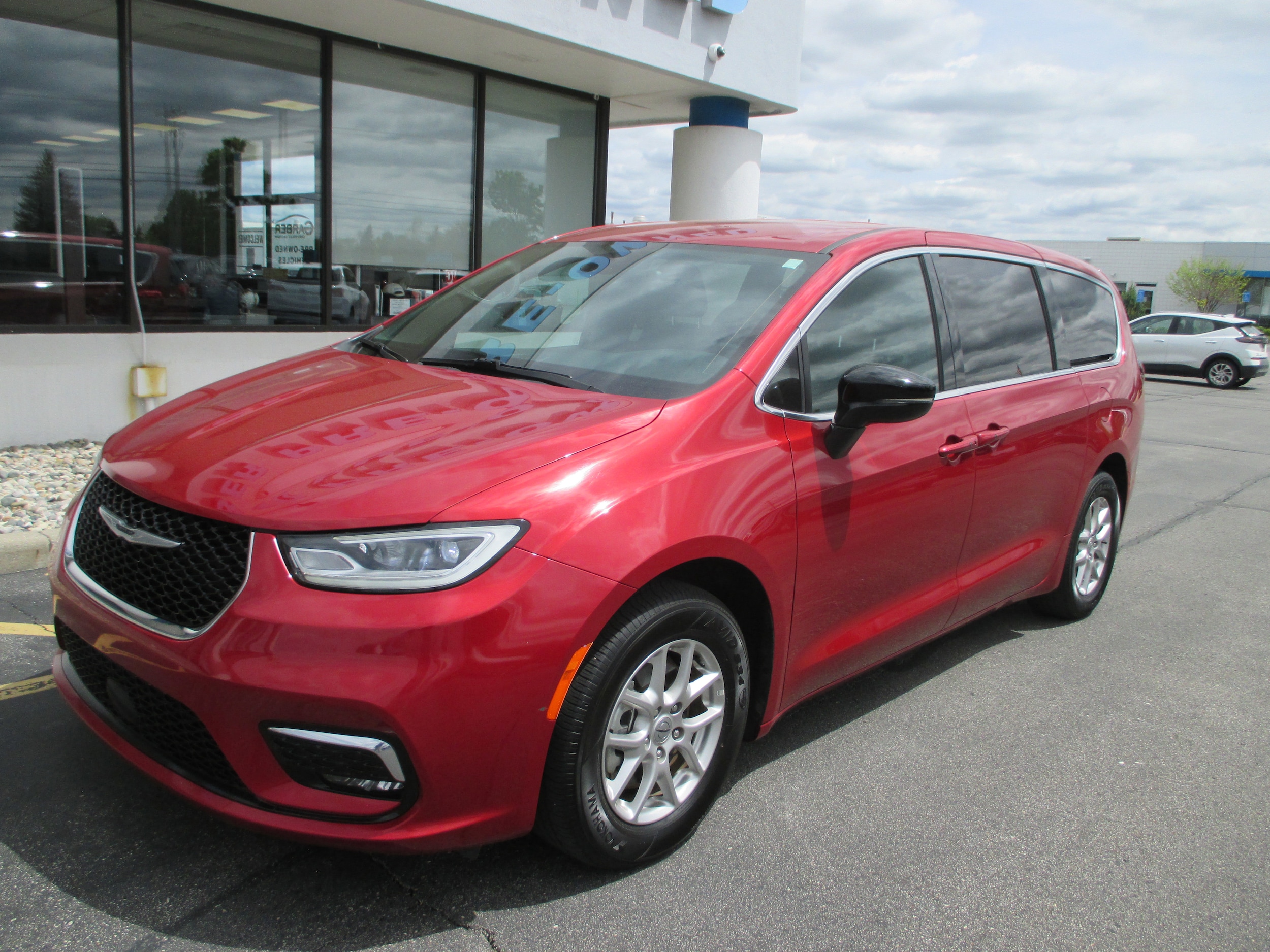 2025 Chrysler Pacifica Select's photo
