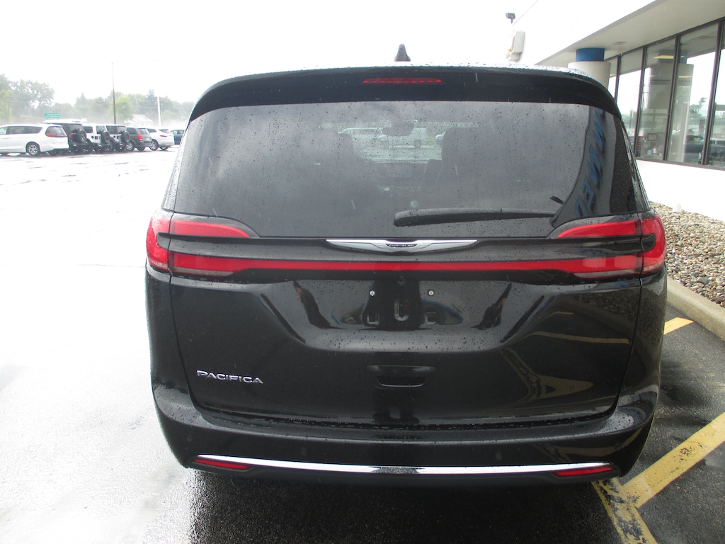 Used 2026 Chrysler Pacifica Select Van Passenger Van