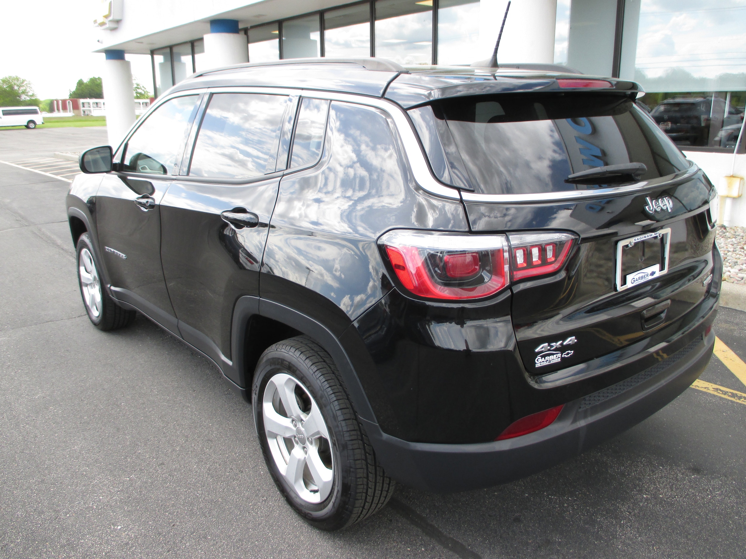 Used 2019 Jeep Compass Latitude with VIN 3C4NJDBB5KT641563 for sale in Saginaw, MI