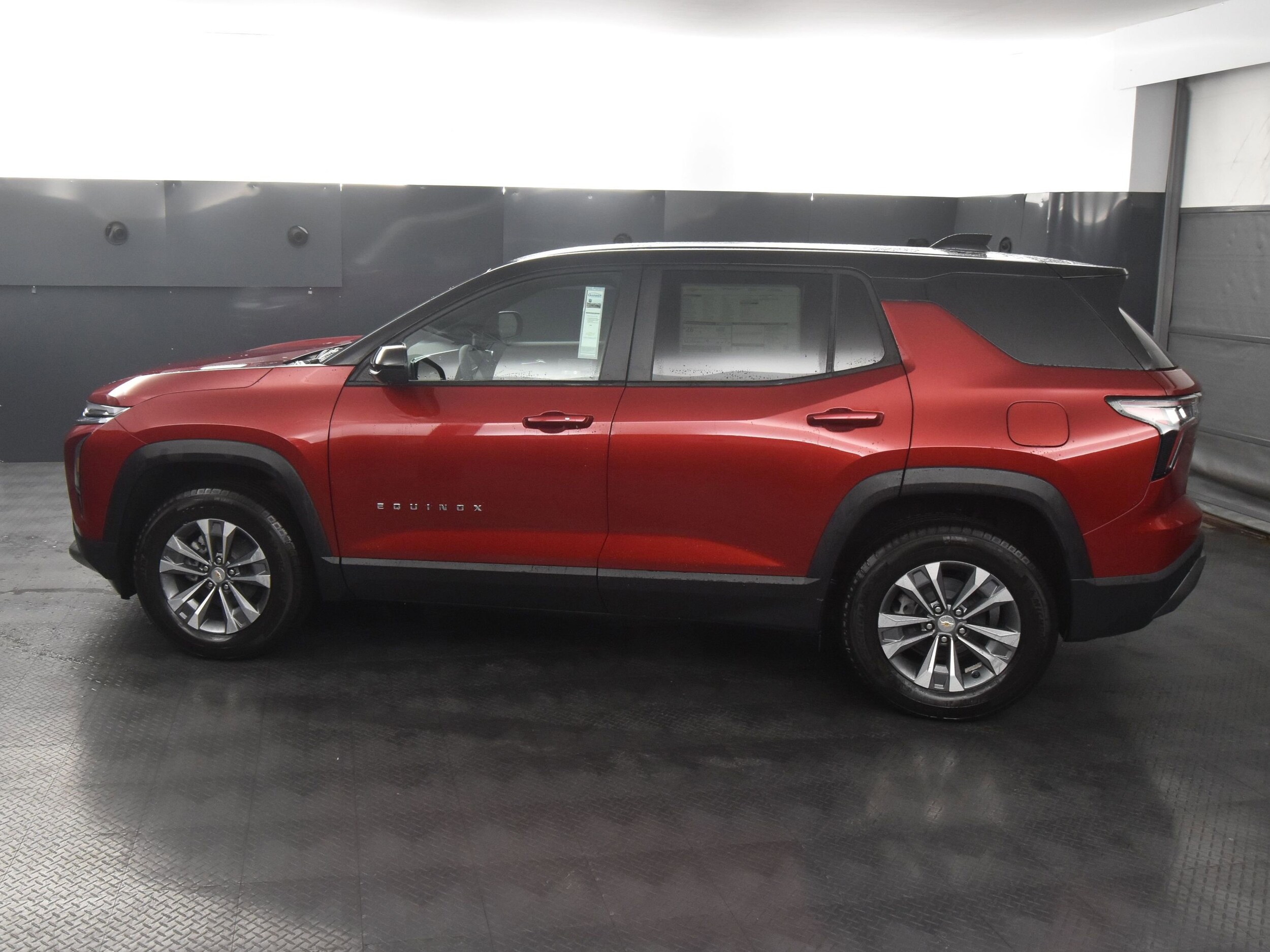 2025 Chevrolet Equinox LT photo 2